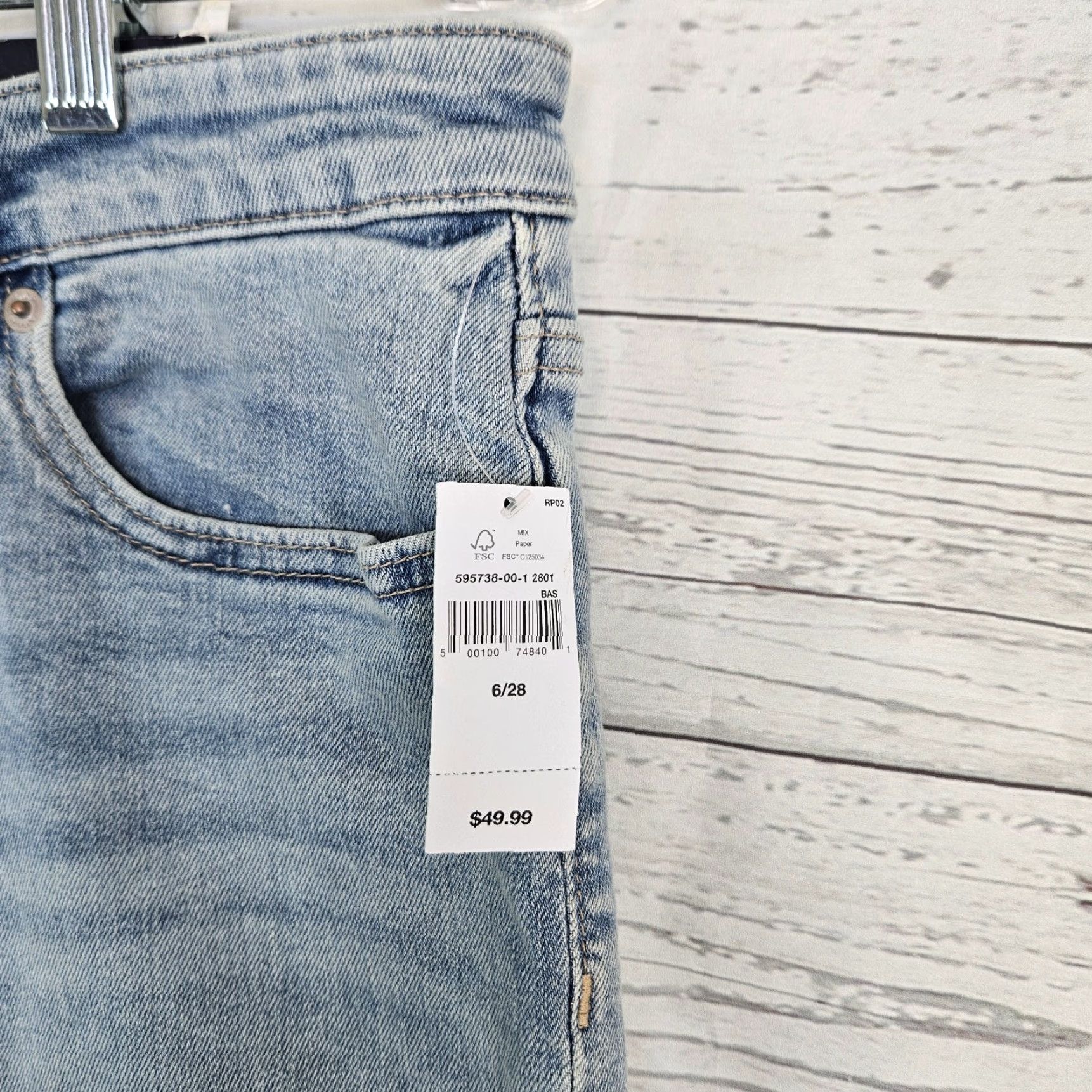 Gap Gap Women Denim Bermuda Shorts 6 Blue Light Wash Mid Rise 9" Inseam 11.5" Cotton Blend Denim Shorts Womens Bermuda Pants 2-3" Rise? Size 28" / US 6 / IT 42 - 2 Thumbnail