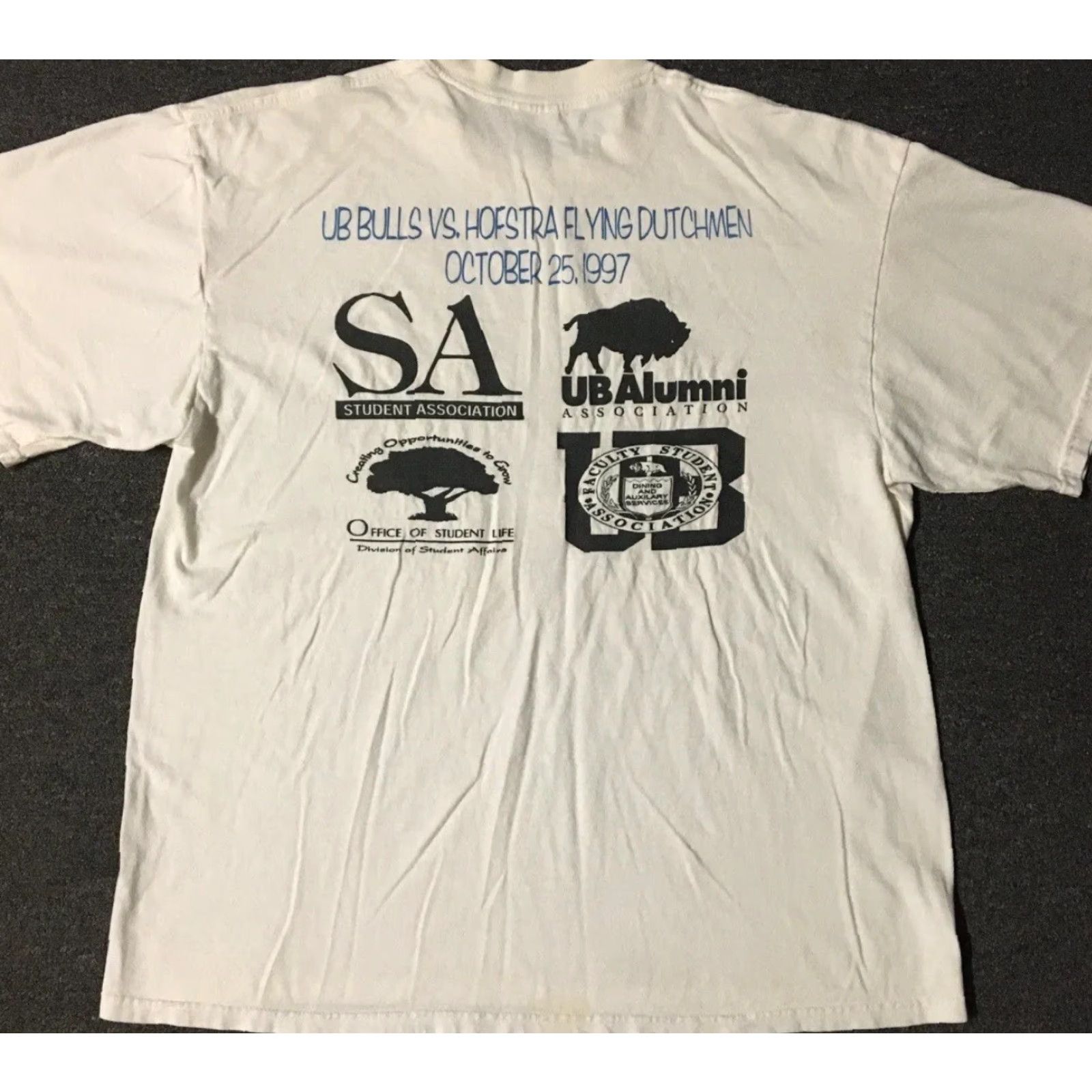 Vintage VINTAGE 90s UB Bulls Vs Hofstra Flying Dutchmen What The Hell Is A College PE T-Shirt XL White University at Buffalo Mens Graphic Tee Size US XL / EU 56 / 4 - 2 Thumbnail