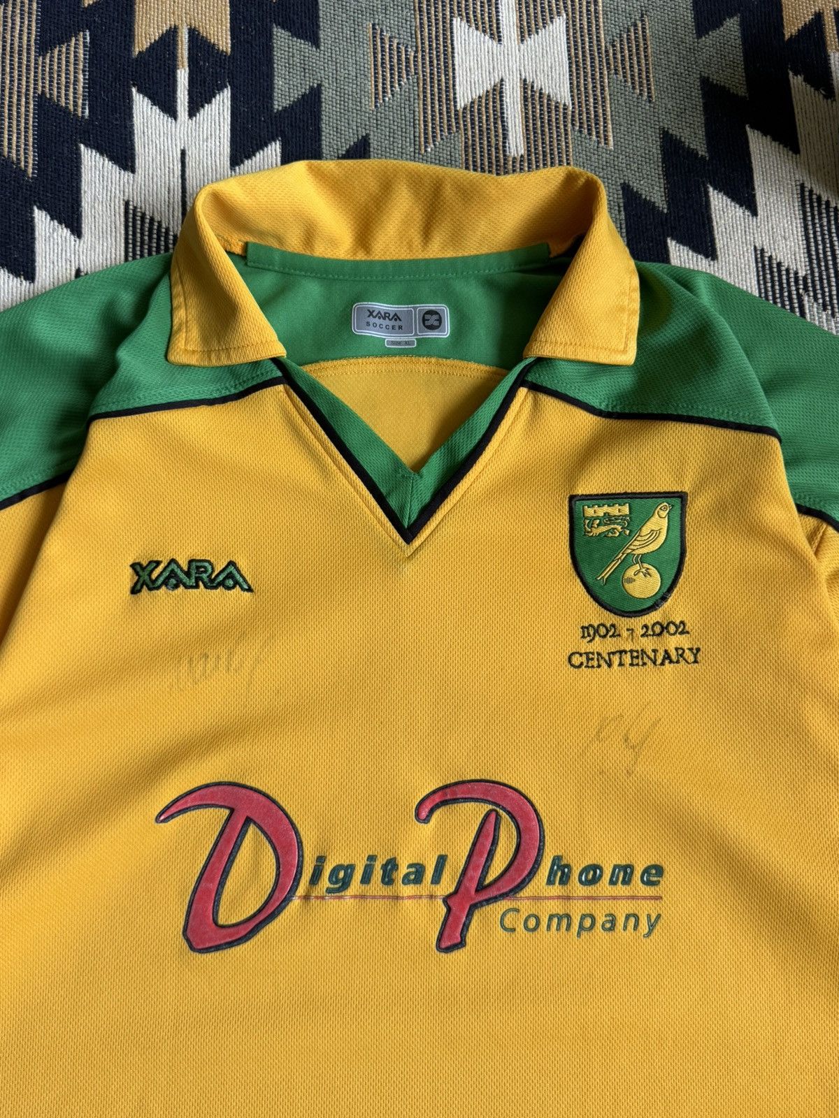 Vintage Vintage Norwich City 2001-02 Soccer Jersey with signatures Size US XL / EU 56 / 4 - 6 Thumbnail