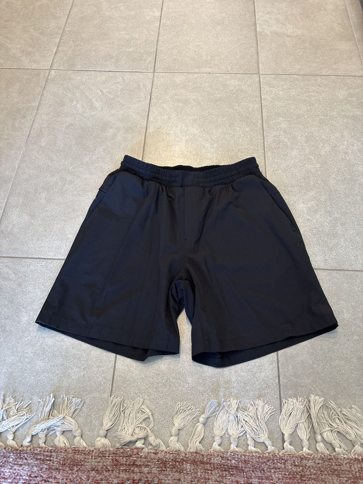 Lululemon Lululemon Shorts Black 5" Inseam Size US 30 / EU 46 - 3 Thumbnail