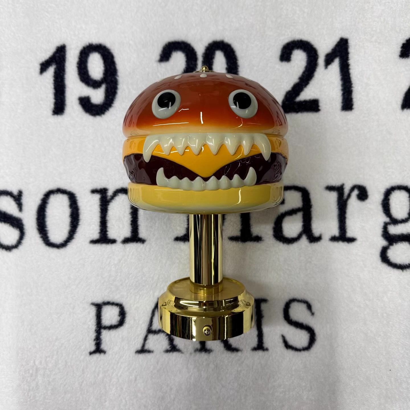 Undercover Jun Takahashi x Undercover Hamburger Lamp Q10 Size ONE SIZE - 1 Thumbnail