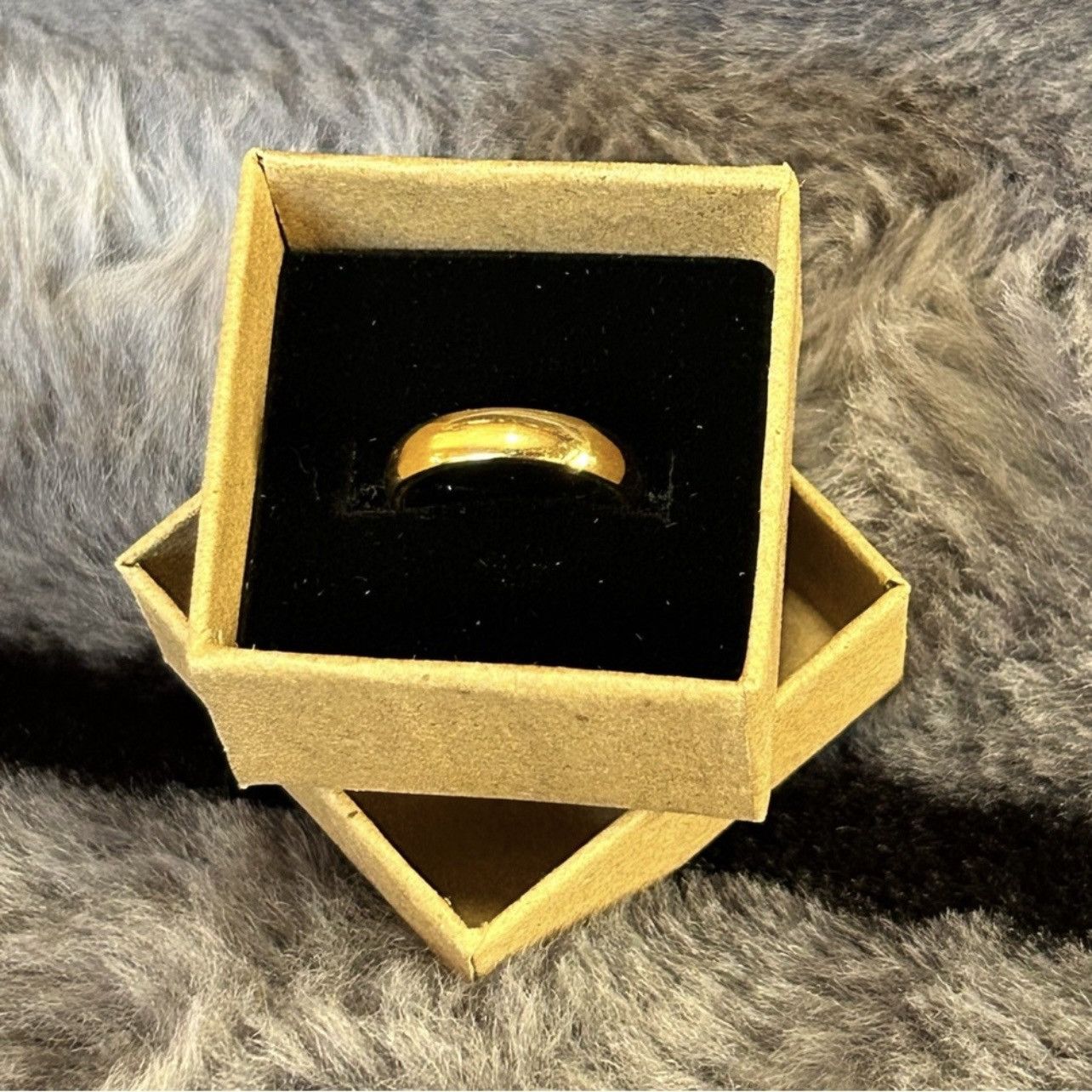 Ladies 18kt solid yellow gold 4mm classic dome band NWT 3.5