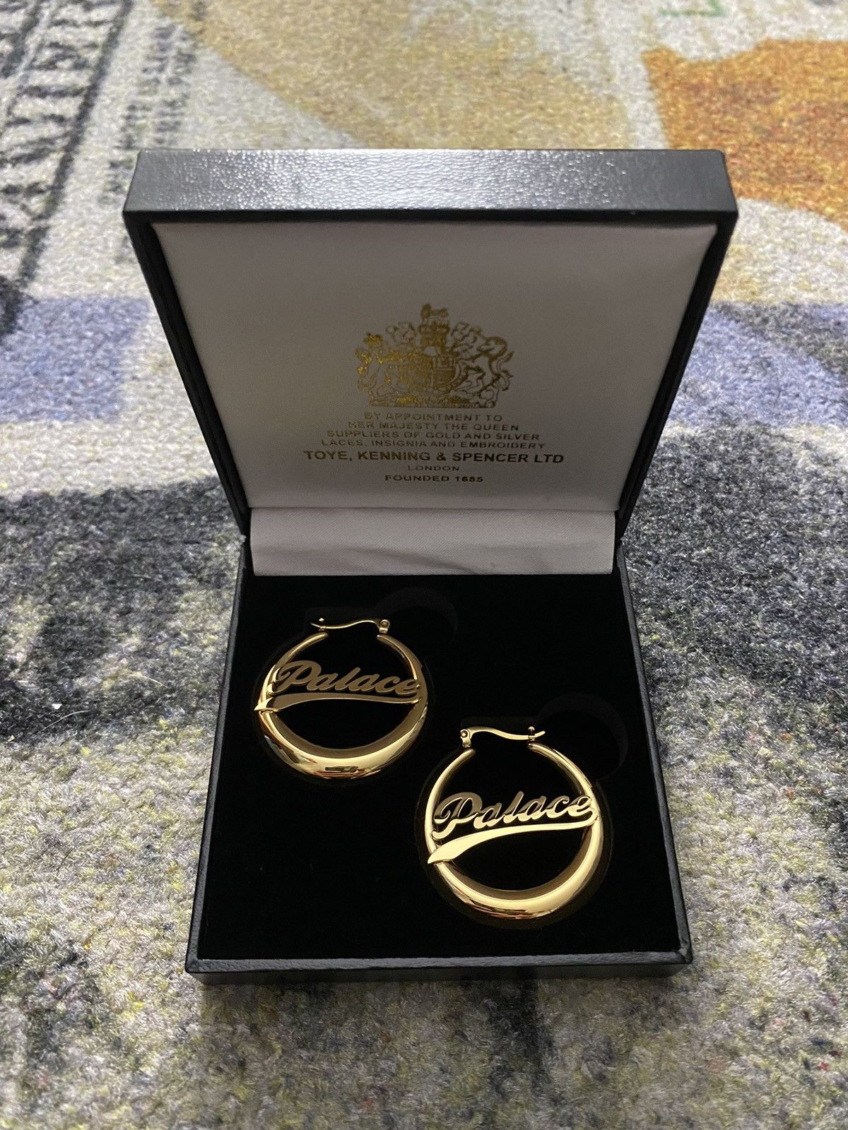 Palace Palace Script Hoop Earrings Gold Plated Size ONE SIZE - 2 Thumbnail