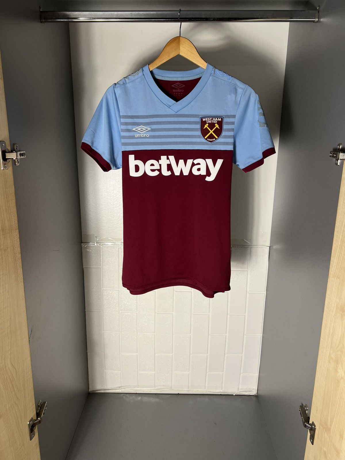Umbro VINTAGE UMBRO FC WEST HAM UNITED ENGLAND SOCCER JERSEY RETRO Size US S / EU 44-46 / 1 - 1 Thumbnail