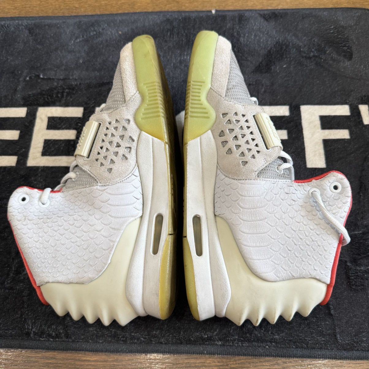 Kanye West × Nike Nike Yeezy 2 NRG Pure Platinum Size US 12 / EU 45 - 7 Thumbnail
