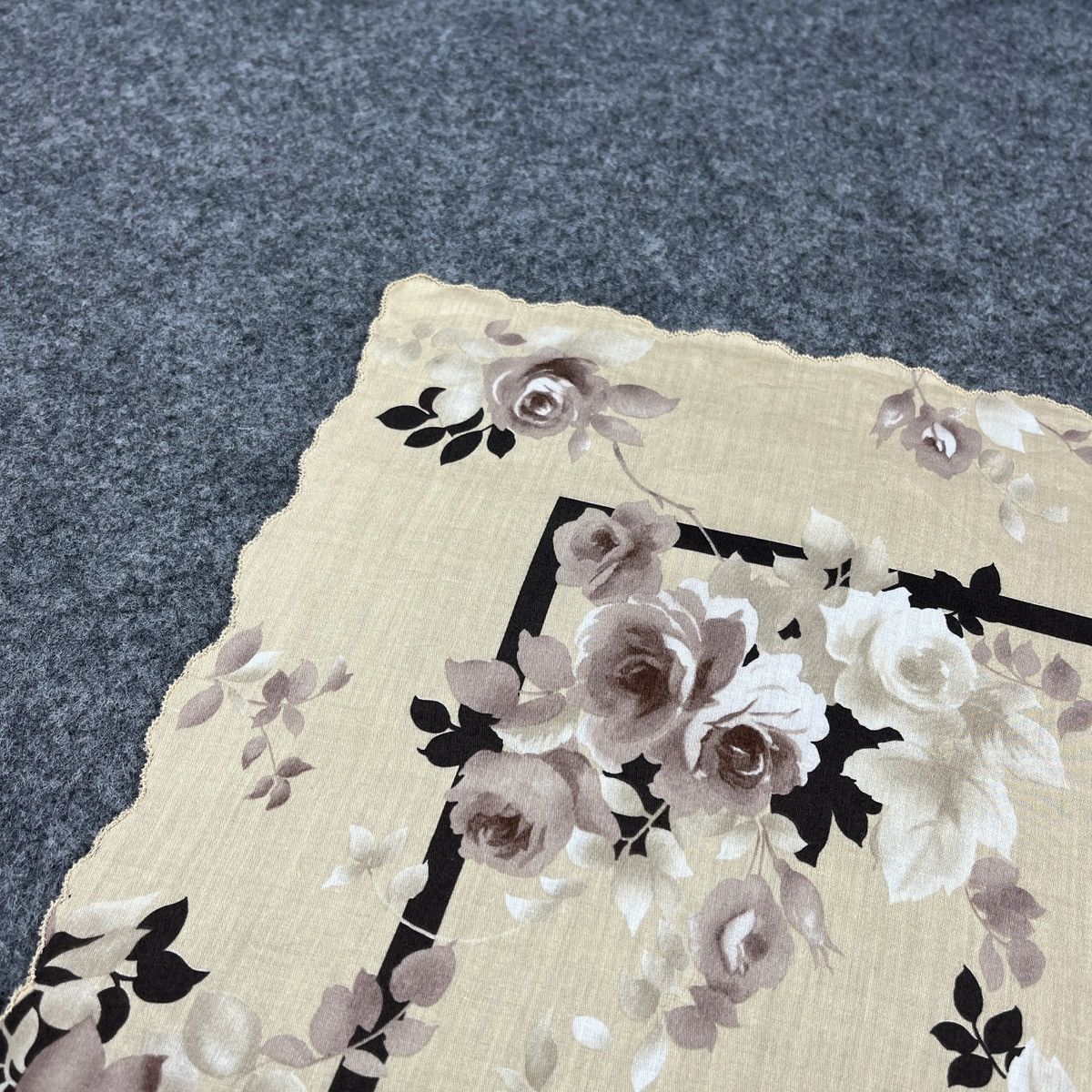 Pierre Balmain Pierre Balmain Handkerchief / Bandana / Neckerchief B1886 Size ONE SIZE - 7 Thumbnail