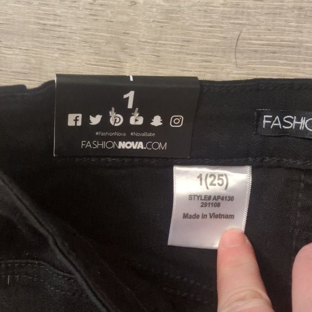 Fashion Nova Fashion nova black distressed blanched jeans size 1 (25) Size 25" / US 0 / IT 36 - 3 Thumbnail