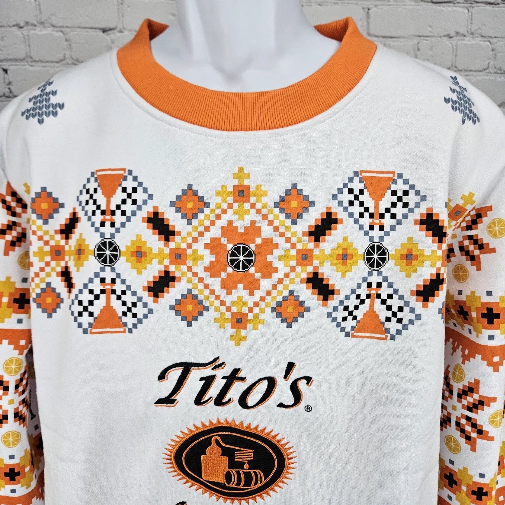 Logo 7 Tito's Sweatshirt White Logo Embroidered Pullover XL Men Crew Neck Long Sleeve Graphic Print Christmas Holiday Colorful USA Size US XL / EU 56 / 4 - 4 Thumbnail