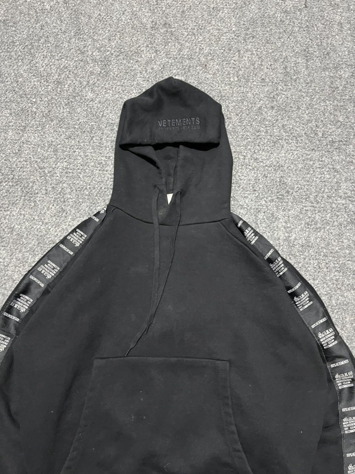 Vetements Vetements Tape Washing Lebel Hoodie Size US XXS / EU 40 - 6 Thumbnail
