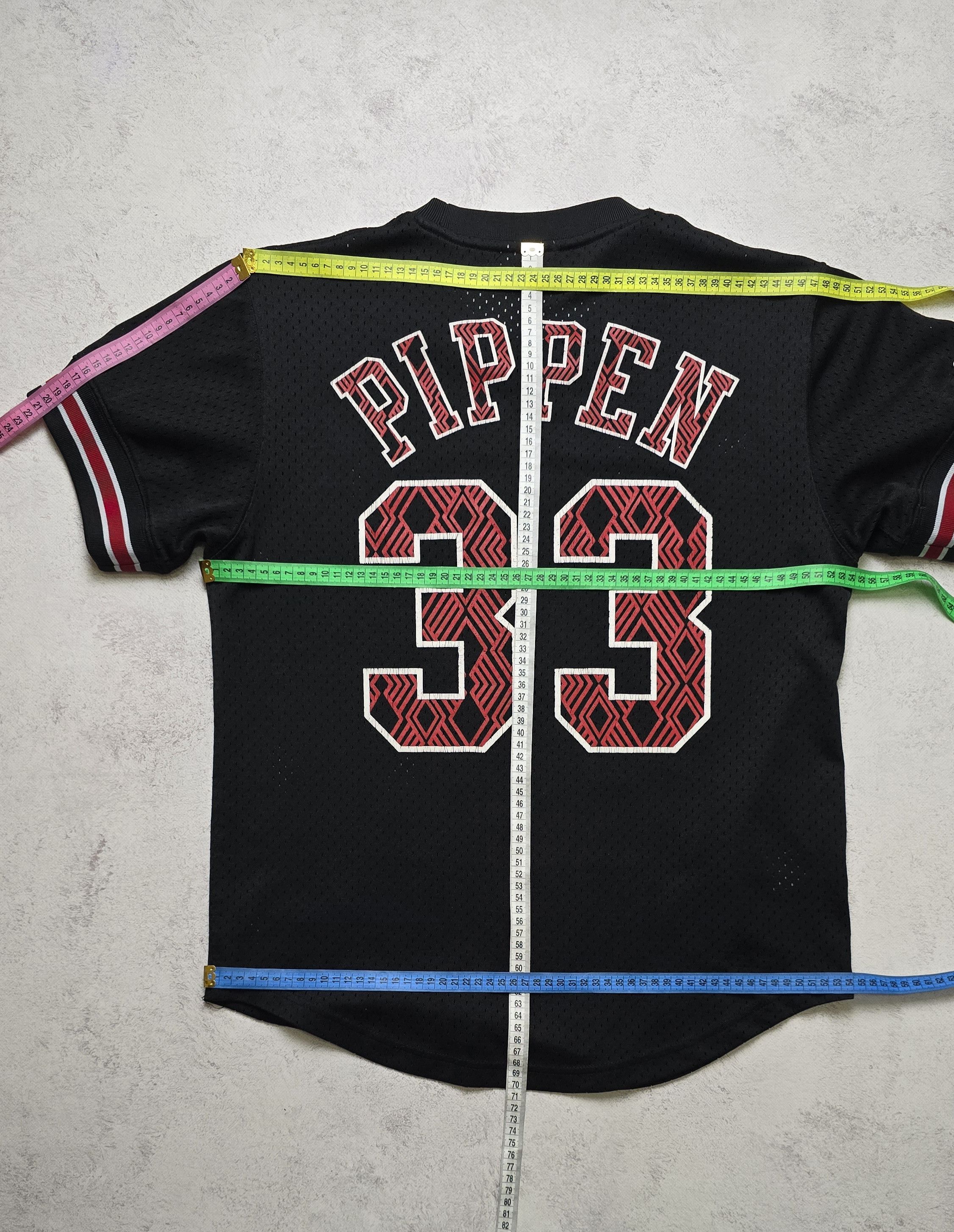 Mitchell & Ness Chicago Bulls Scottie Pippen #33 Name & Number Crewneck HWC Size US M / EU 48-50 / 2 - 3 Thumbnail