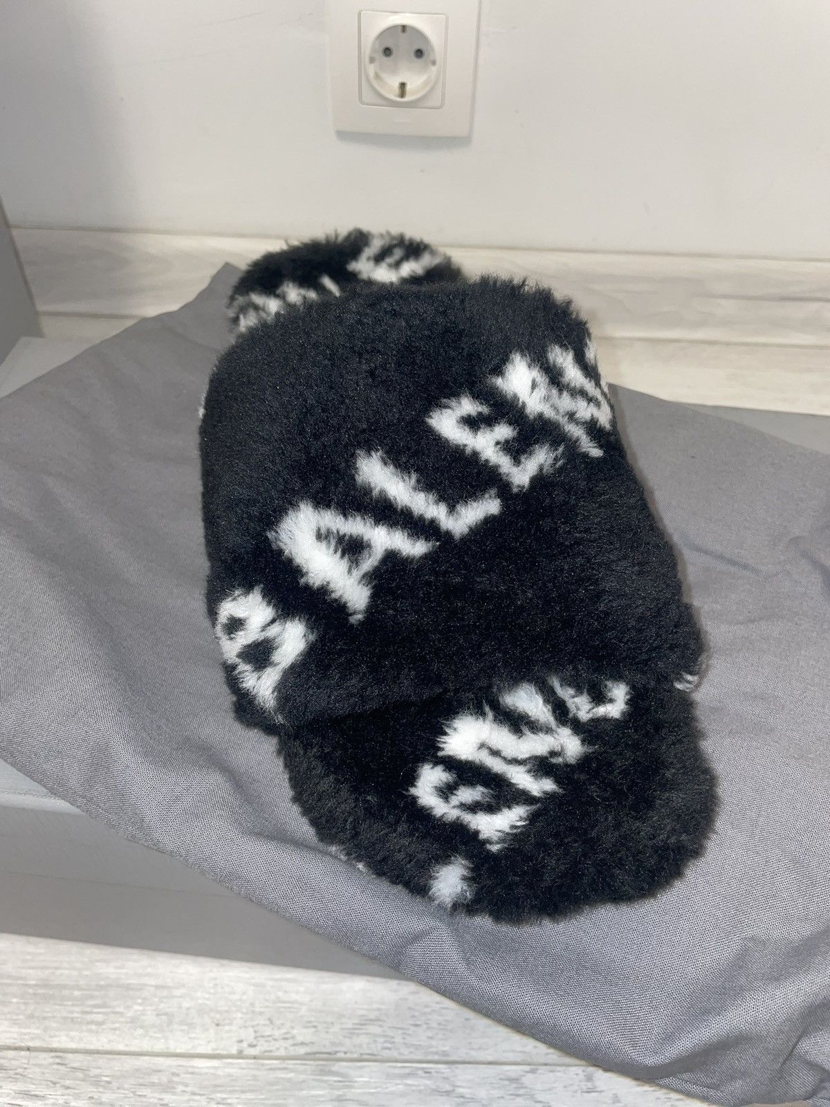 Balenciaga Balenciaga furry slides logo allover Size US 9 / EU 42 - 3 Thumbnail