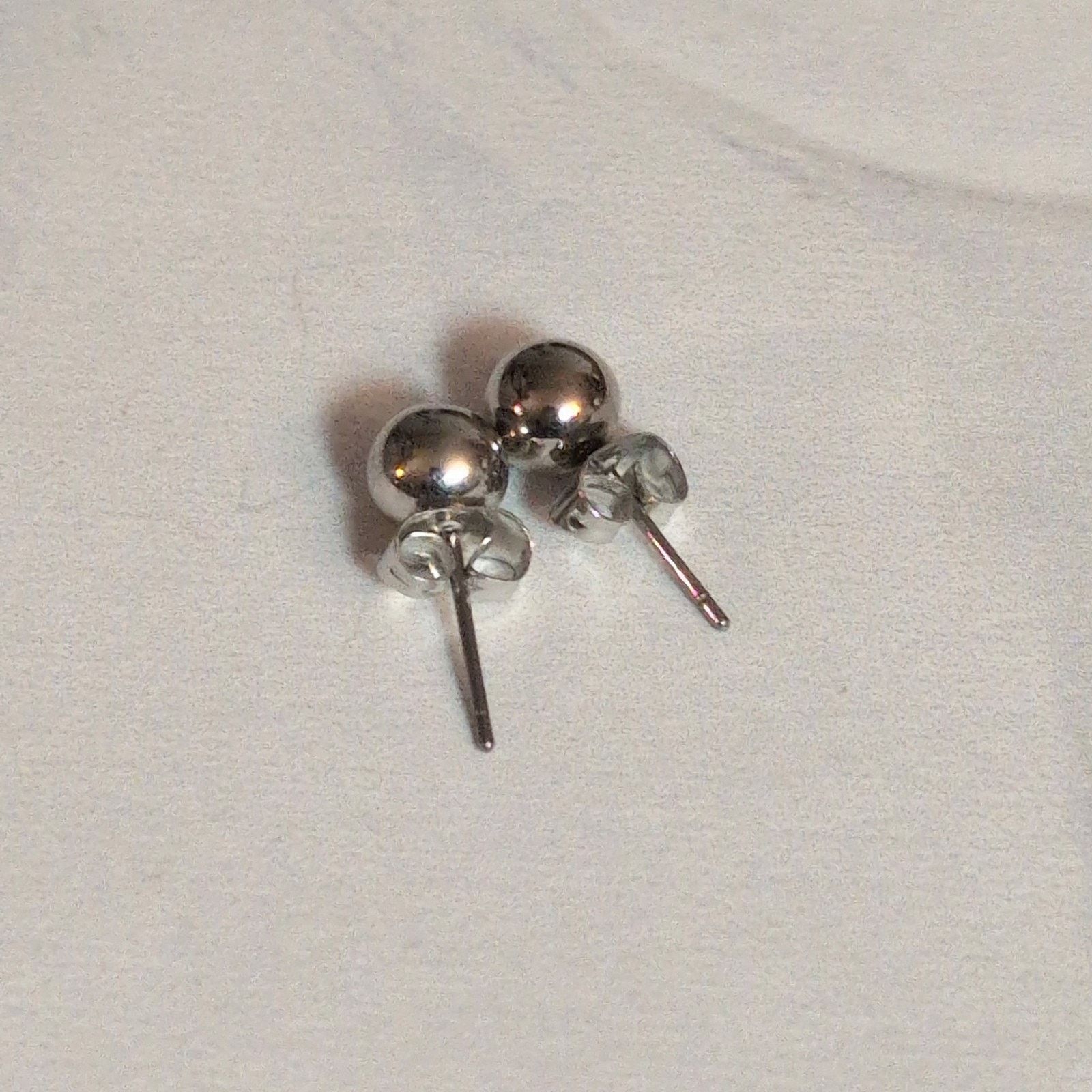 Other Dainty Vintage 1980s Silver-Tone Pierced Ball Stud Earrings Size ONE SIZE - 5 Thumbnail