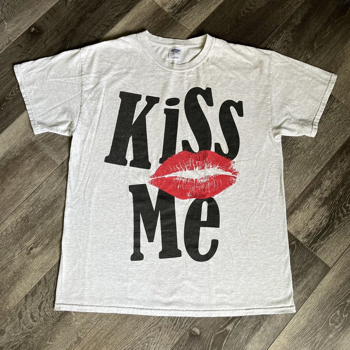 Vintage Vintage 2000s Kiss Me Big Lips Graphic Logo Tee Shirt Parody Size US L / EU 52-54 / 3 - 1 Thumbnail