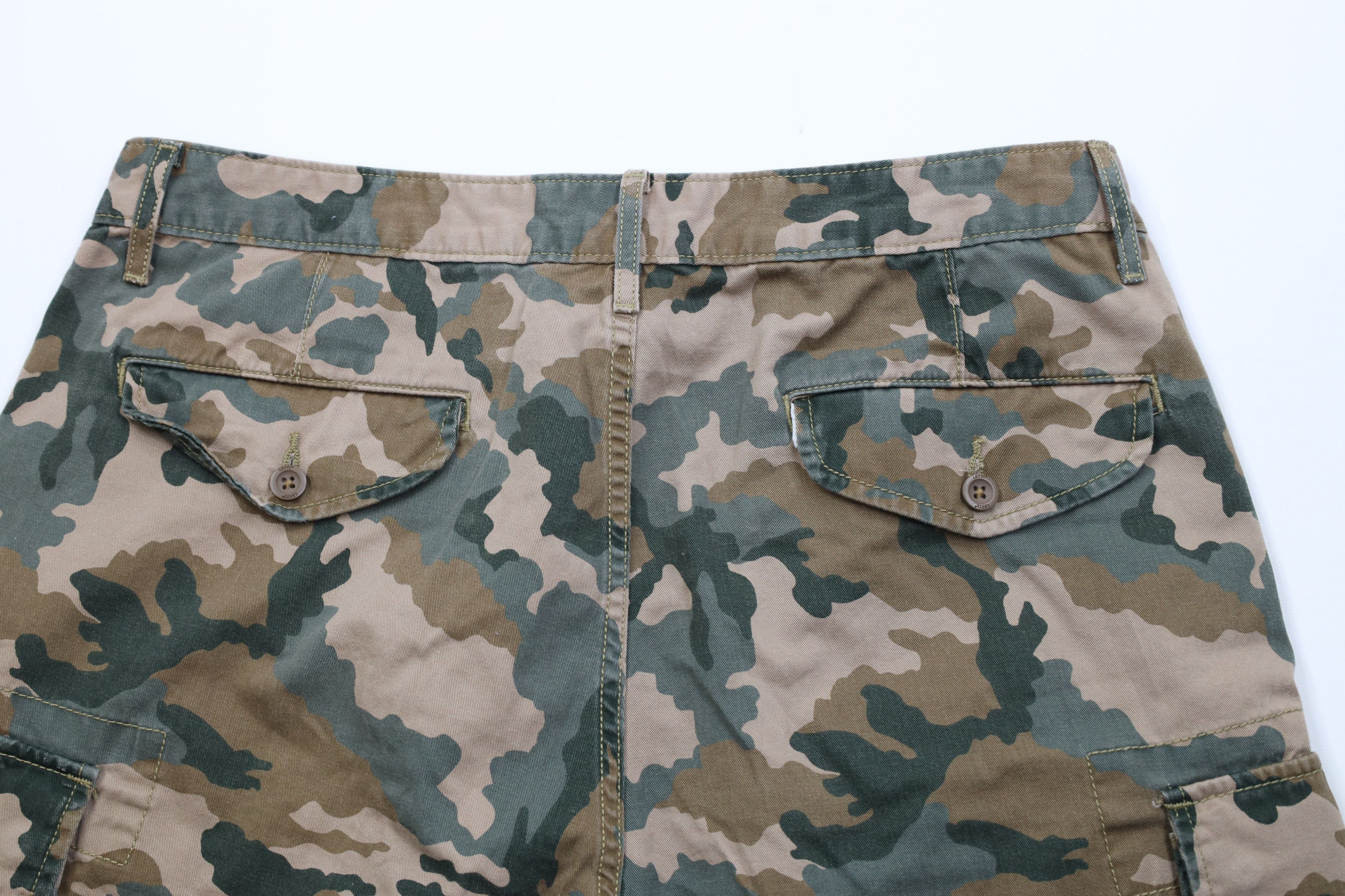 Levi's Vintage Y2K Levis Relaxed Fit Camouflage Cargo Shorts Cotton Size US 33 - 8 Thumbnail