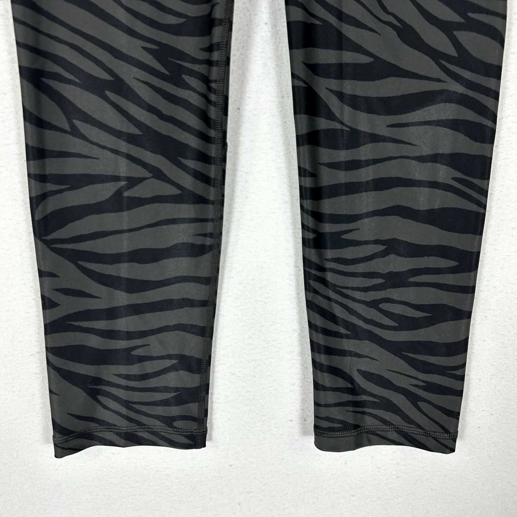 Old Navy Old Navy Active Powersoft Capri Leggings Women's M Gray Zebra Print NWT Size 32" / US 10 / IT 46 - 4 Thumbnail