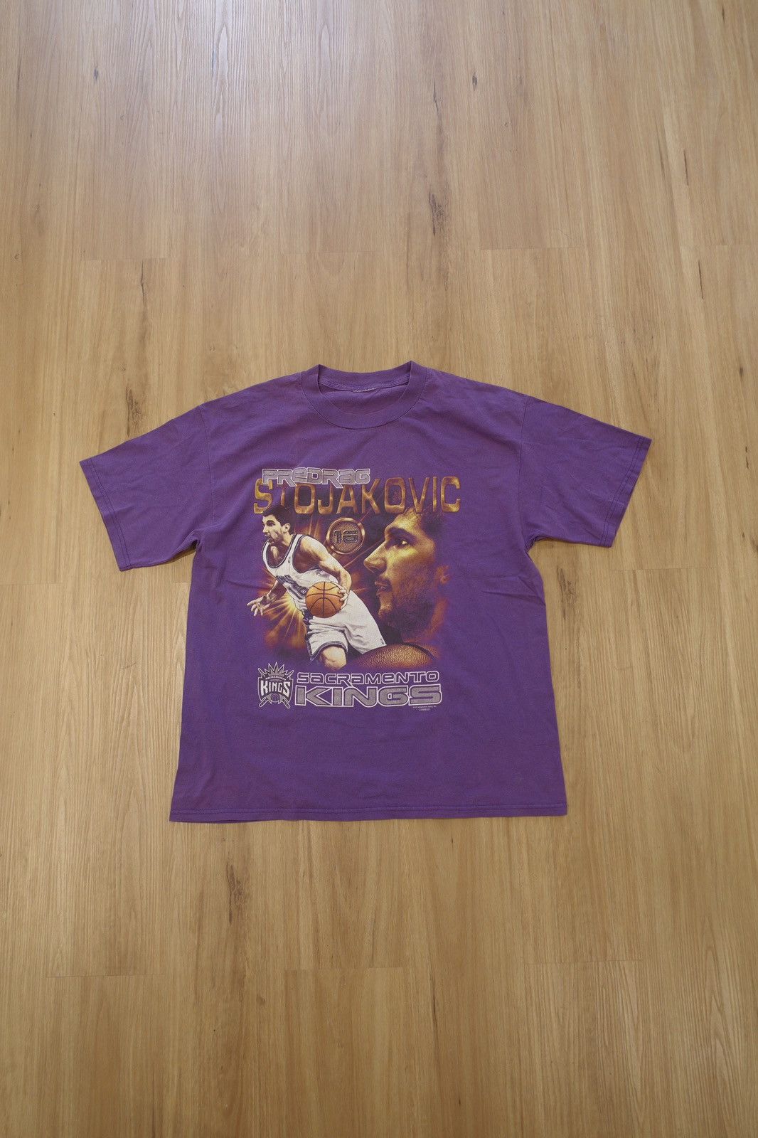 NBA Vintage 90s NBA Peja Stojakovic Coin T-Shirt Size US XL / EU 56 / 4 - 1 Preview