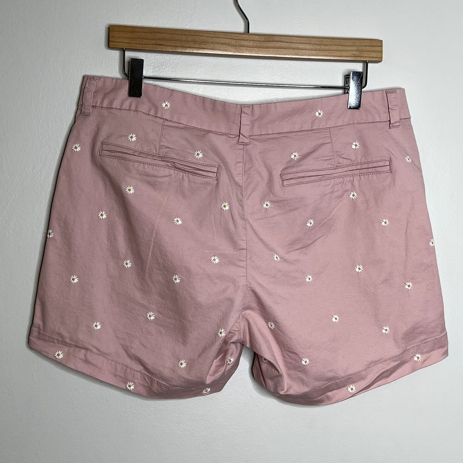 Old Navy Old Navy Everyday Short Pink Flower Shorts Size 34" / US 12 / IT 48 - 2 Thumbnail