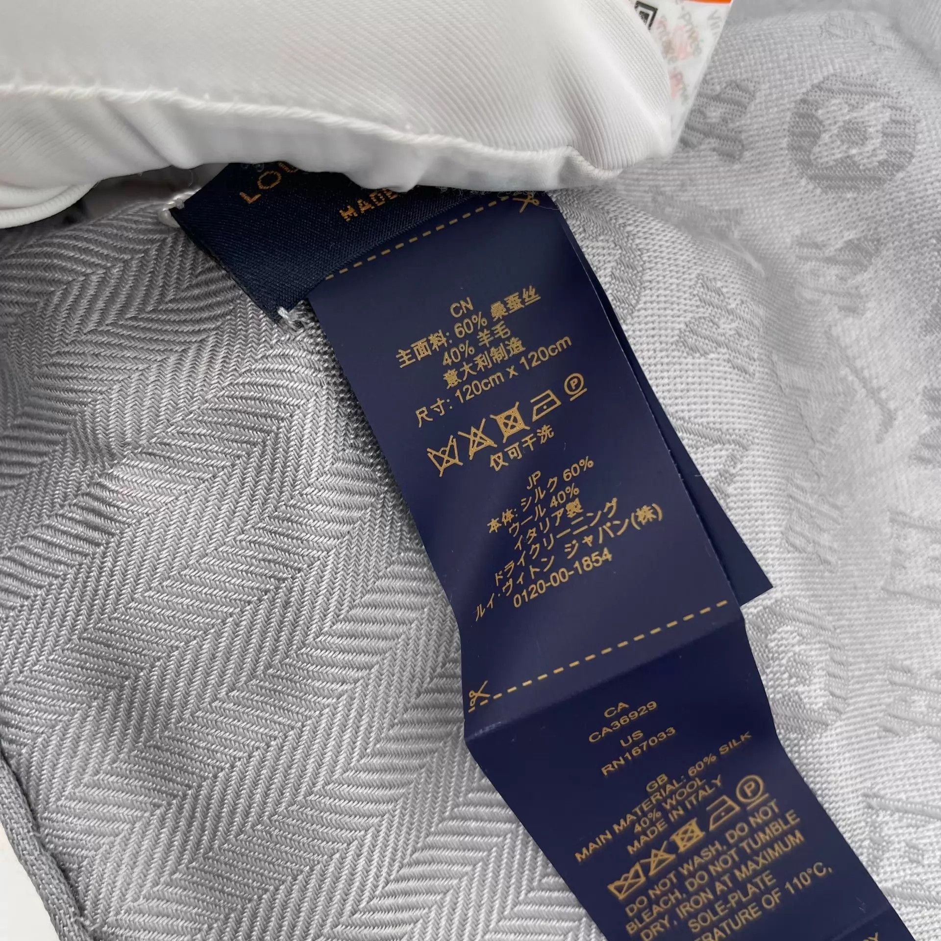 Louis Vuitton Louis Vuitton Scarf Gray Full Print 251211LYHTT07 Size ONE SIZE - 6 Thumbnail