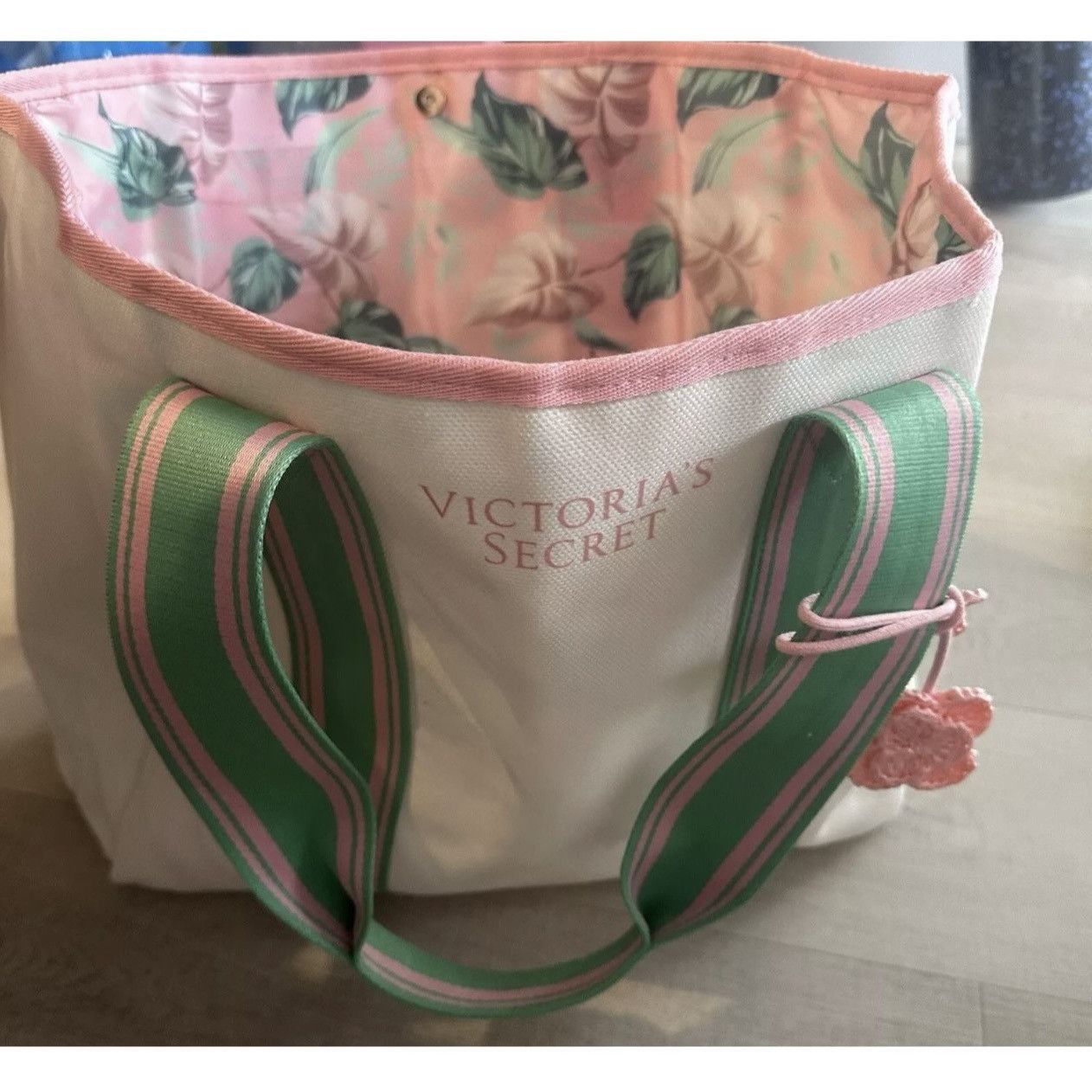 Victoria's Secret New big Victoria Secret beige and green original price $49 Size ONE SIZE - 1 Thumbnail