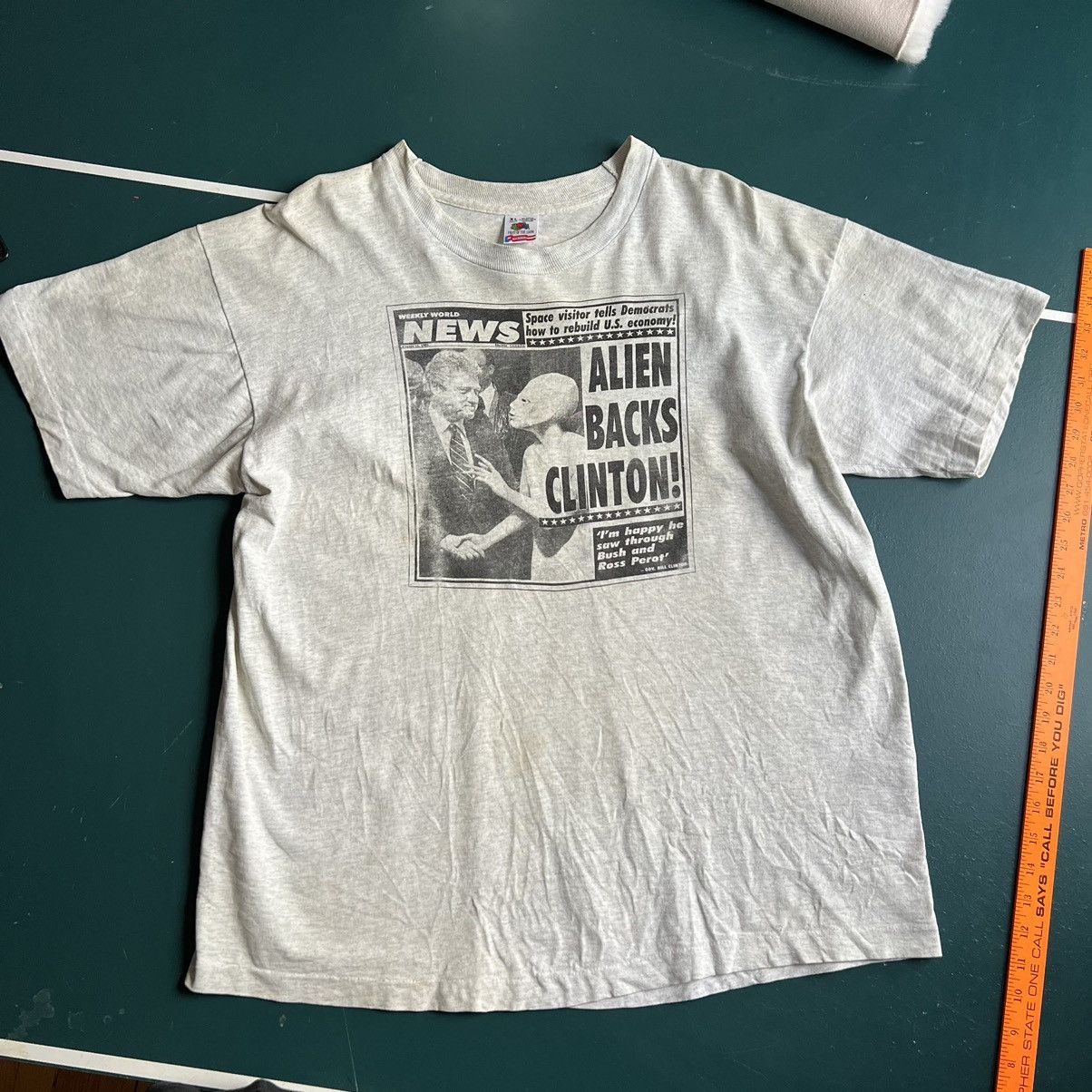 Fruit Of The Loom × Vintage Vintage 90's Alien Backs Clinton Newspaper Single Stitch Size US XL / EU 56 / 4 - 7 Thumbnail