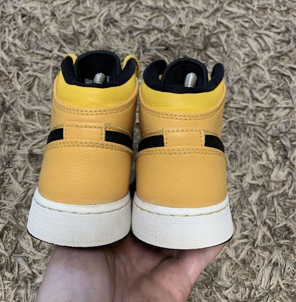 Jordan Brand Nike Air Jordan 1 misd university gold black high top 6Y sz Size US 6 / IT 36 - 7 Thumbnail