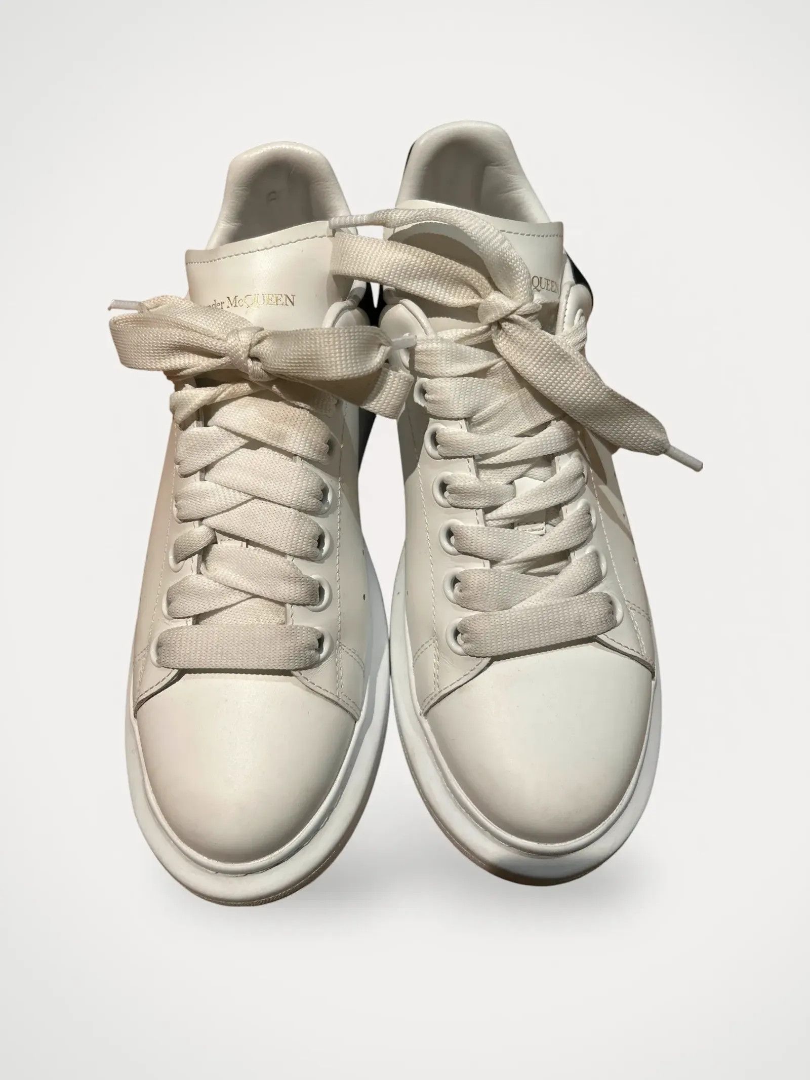 スニーカー Oversized suede sneakers with engraved logo on the front Alexander McQueen Oversized Suede Sneakers With Engraved