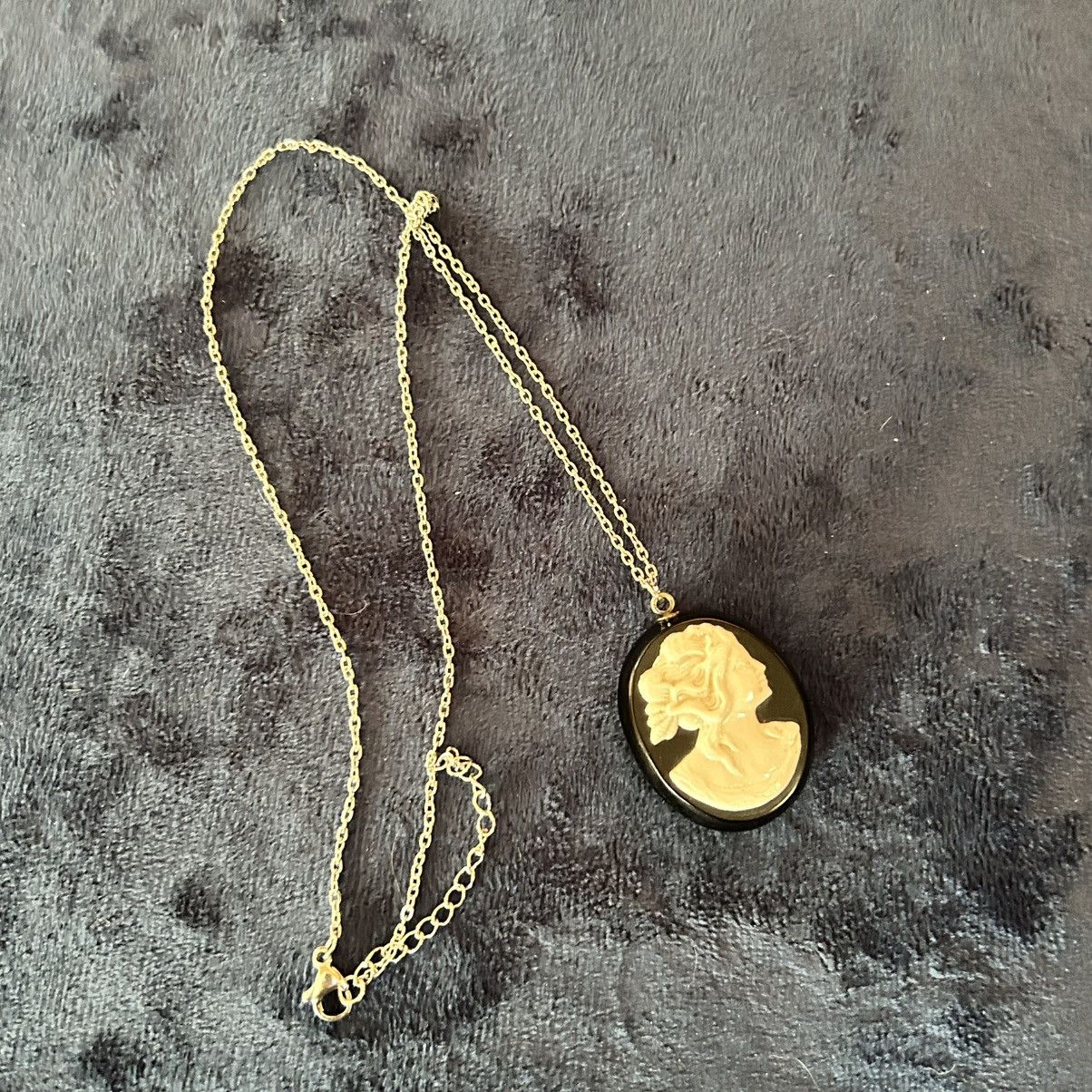 Vintage Vintage black and white Victorian lady cameo necklace Size ONE SIZE - 6 Thumbnail