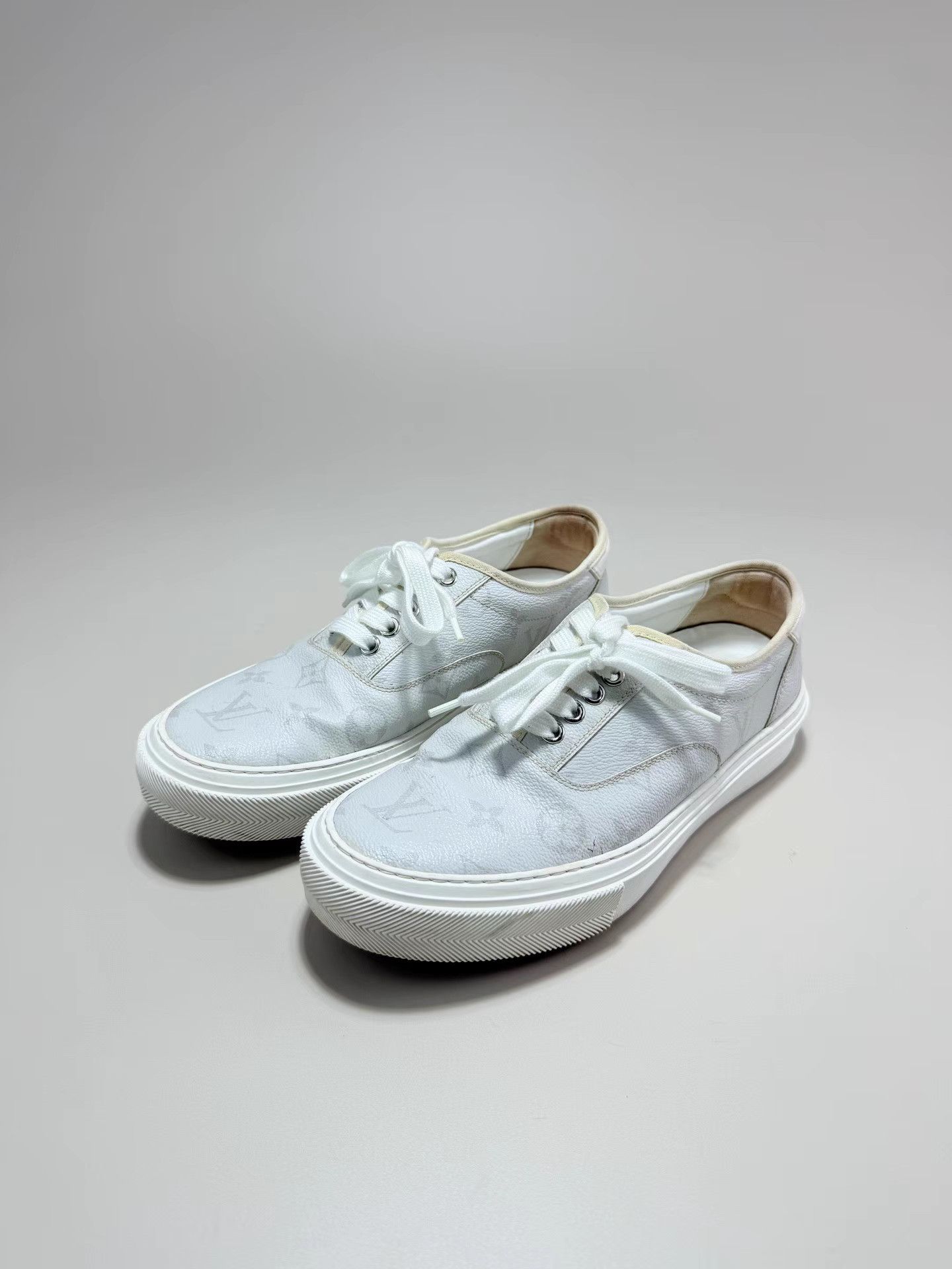 Louis Vuitton LOUIS VUITTON Monogram Logo Sneakers K1 Size US 9 / IT 39 - 1 Thumbnail