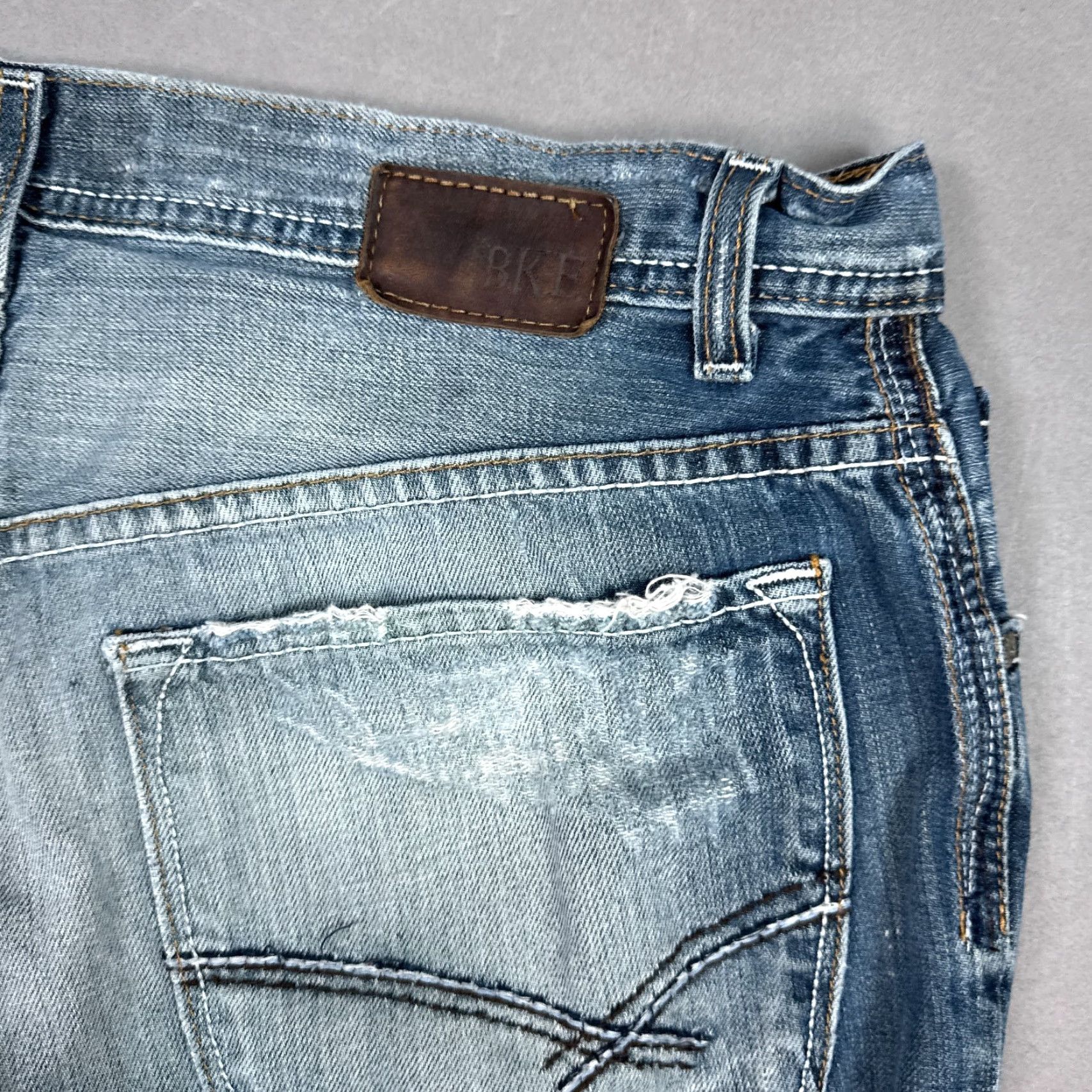 Vintage VINTAGE Buckle BKE Jeans Mens 34x34 Blue Derek Boot Faded Washed Out 31x34 Buckle BKE Denim Jeans 5-Pocket Mens Regular Mid Rise Blue 34x34 Size US 31 - 5 Thumbnail