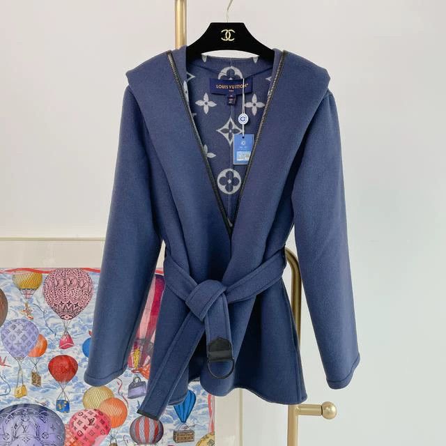 Louis Vuitton LOUIS VUITTON Blue print wool coat with blue lining jacket Size XS / US 0-2 / IT 36-38 - 1 Thumbnail