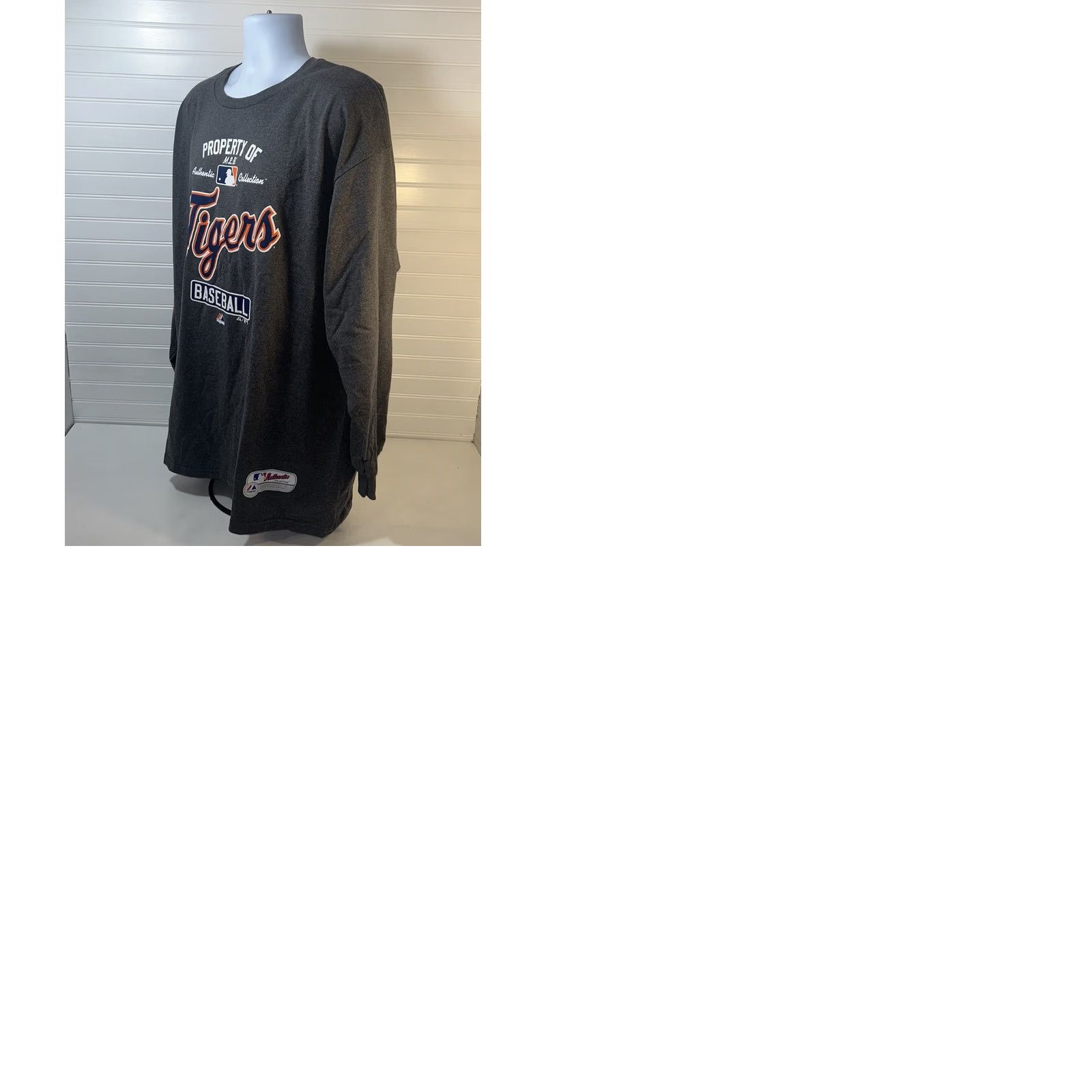 Vintage Majestic Detroit Tigers Long Sleeve Shirt Men 2XL Dark Heather Gray NWT 2011 NOS Tigers Logo Graphic Print Regular Fit Crew Neck Shirt Size US XXL / EU 58 / 5 - 12 Thumbnail
