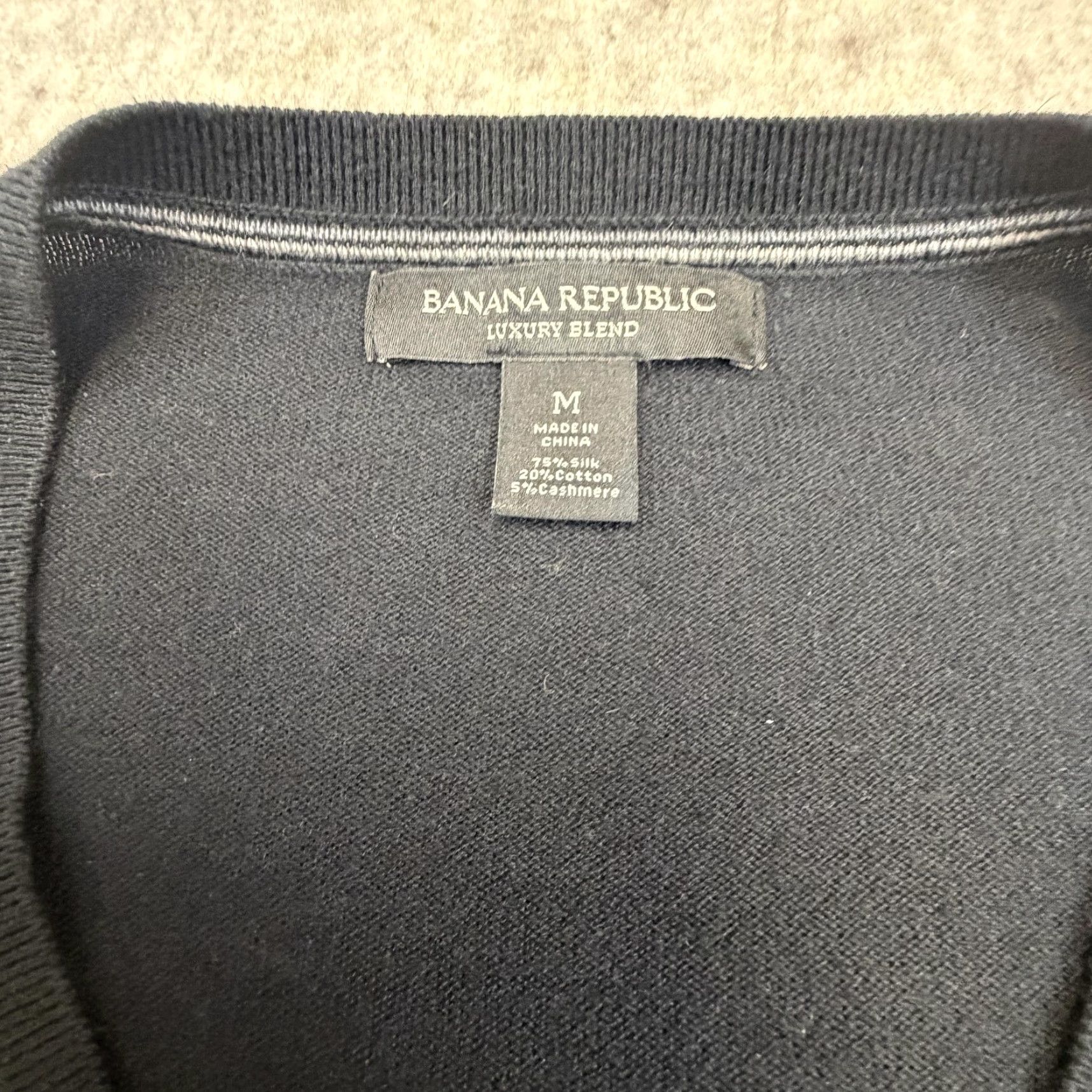 Banana Republic Banana Republic Sweater M Black Silk Cashmere Blended Men V-Neck Pullover Lightweight Knit Carded Solid Pattern Modern Size US M / EU 48-50 / 2 - 5 Thumbnail