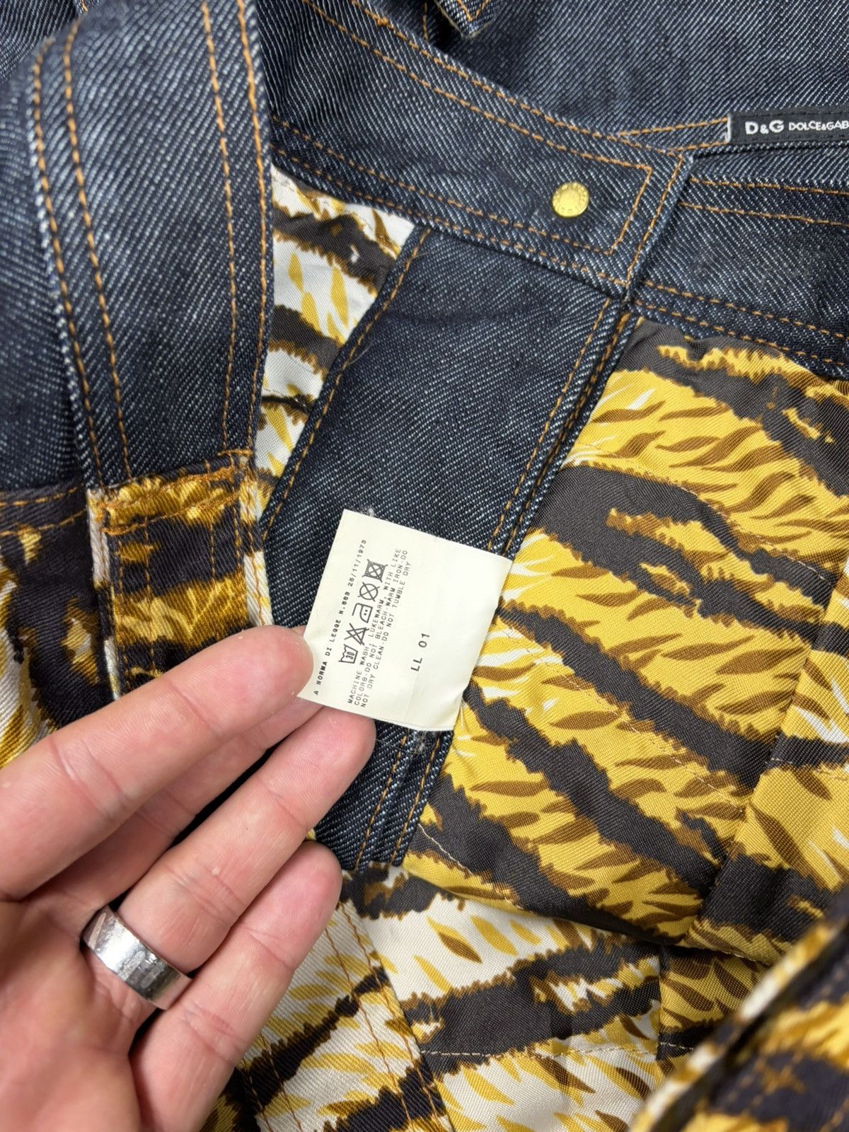 Dolce & Gabbana 2000s Dolce & Gabbana Hybrid Denim & Tiger Print Jacket Size XS / US 0-2 / IT 36-38 - 11 Thumbnail