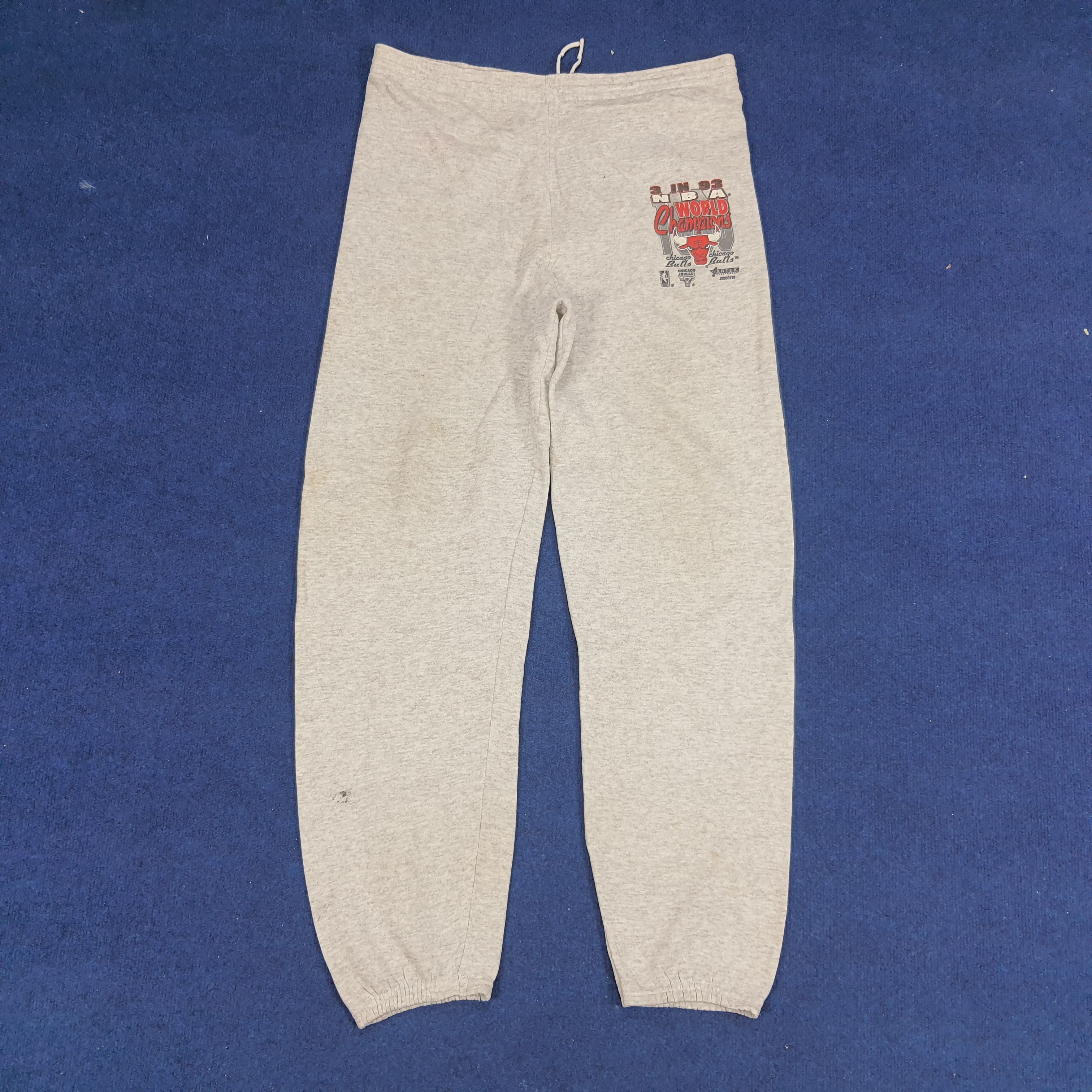 NBA × Vintage Vintage NBA World Champs Chicago Bulls Sweatpants Size US 35 - 1 Thumbnail