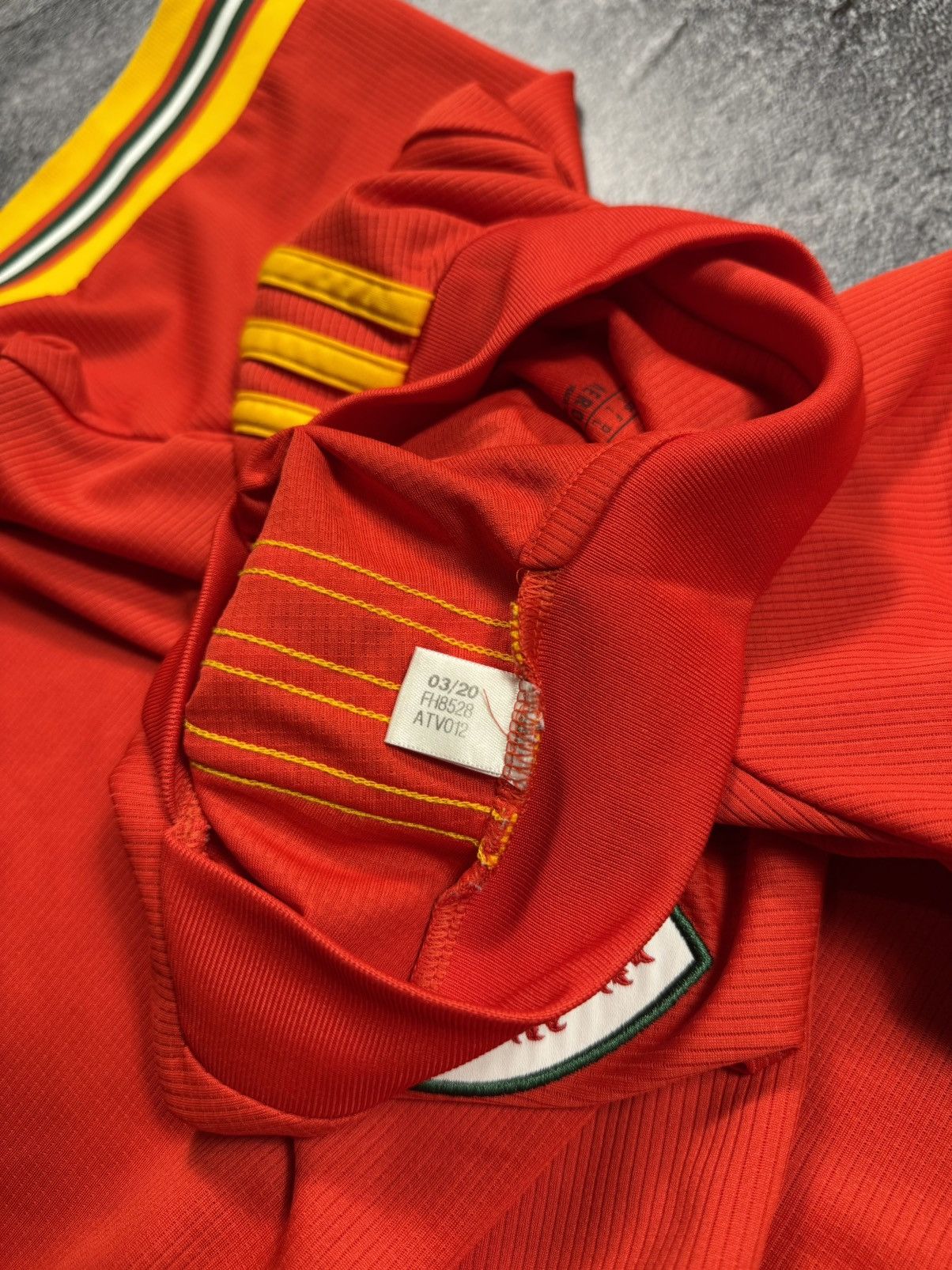 Adidas Adidas Wales Home Jersey 2020-2021 — Perfect Condition Size US L / EU 52-54 / 3 - 4 Thumbnail