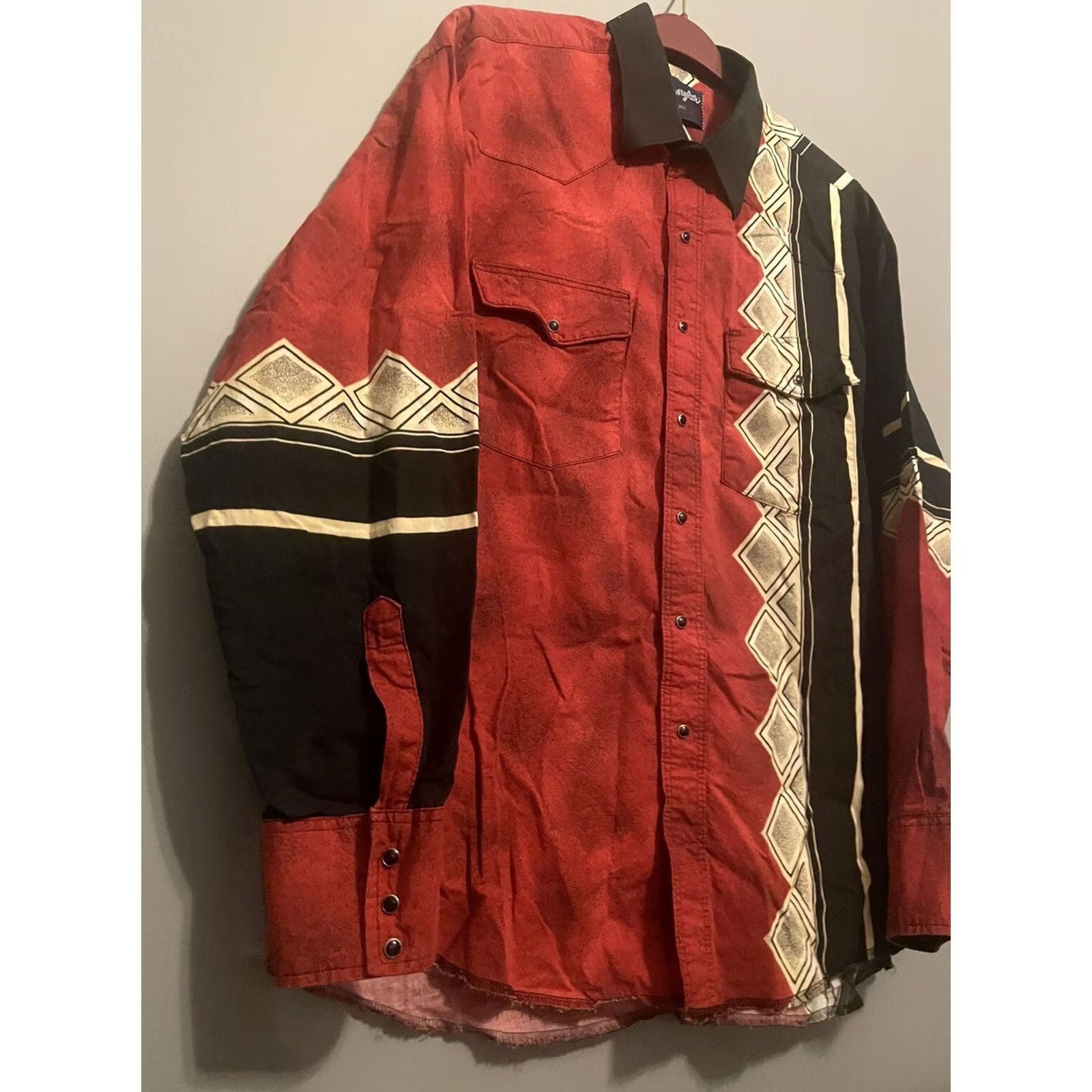 Wrangler VINTAGE Wrangler Mens XL Aztec Long Sleeve Pearl Snap Shirt Western Red B91 Size US XL / EU 56 / 4 - 4 Thumbnail