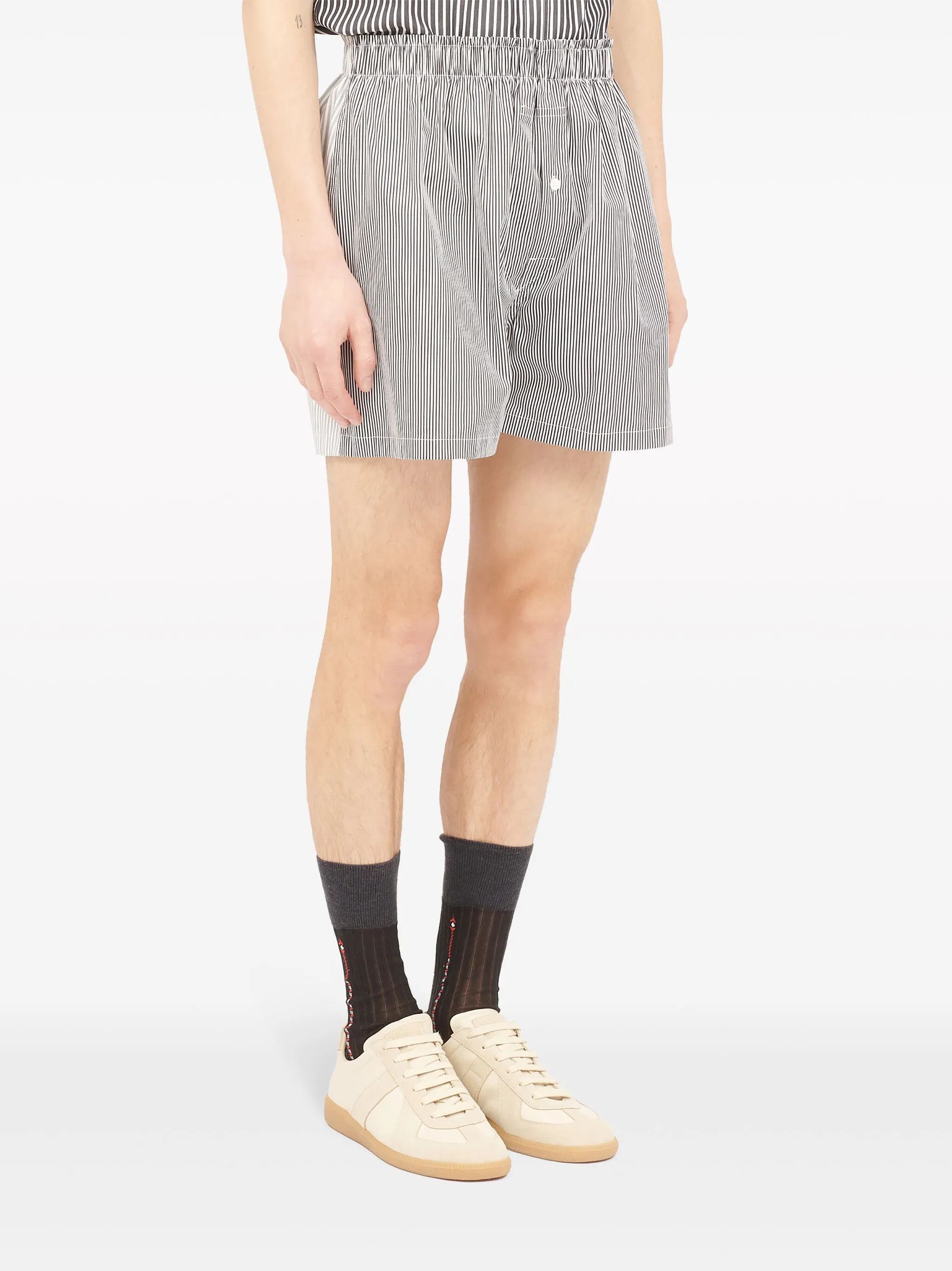 Maison Margiela oc11z0925 Stripe Print Elastic Waist Short in White/Black Size US 36 / EU 52 - 3 Thumbnail