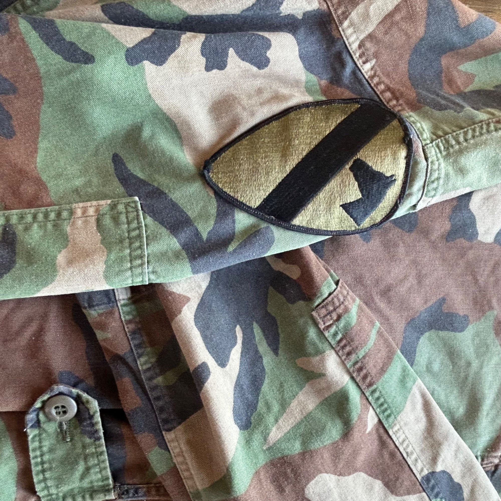 Vintage Vintage US Army Camo Utilitarian Military Short Jacket XS Size US XS / EU 42 / 0 - 4 Thumbnail