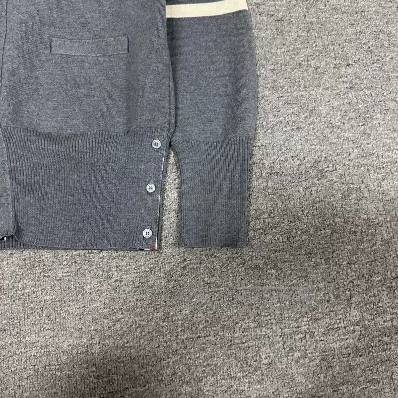Thom Browne Thom Browne Grey four-striped V-neck knit cardigan Size US L / EU 52-54 / 3 - 3 Thumbnail