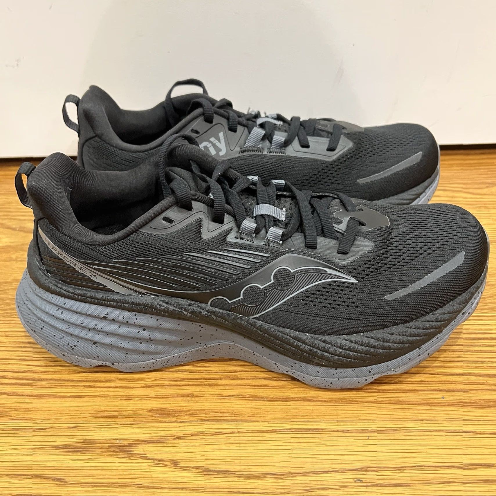Saucony Hurricane 24 Sneaker Men's Black Low Top 8.5 Shoes Running Cushioned Breathable Rubber Outsole 2024