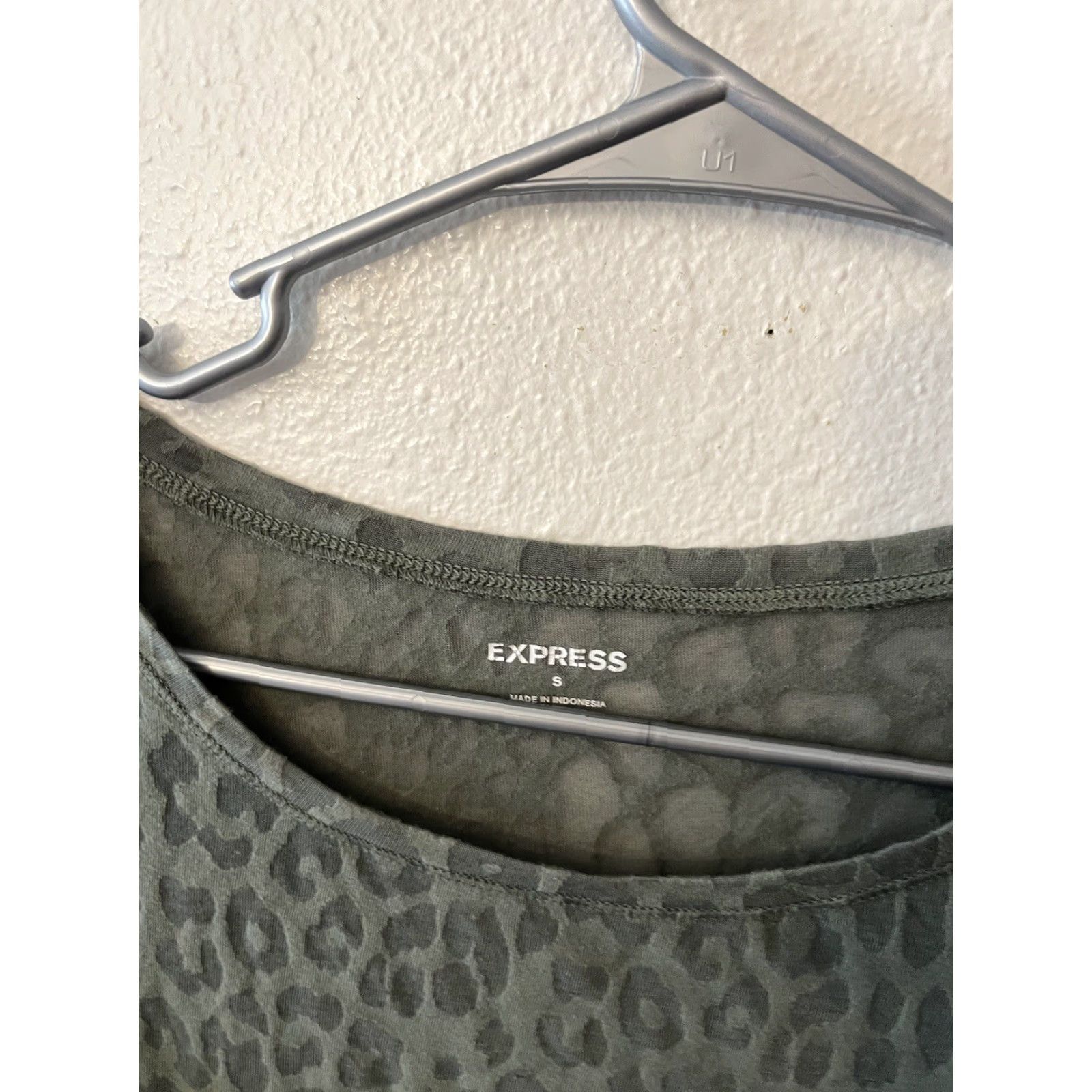 Express VINTAGE Express Women’s Shirt Adult Small Green Animal Print Long Sleeve Sheer Top MPN T-3 Leopard Womens Size S / US 4 / IT 40 - 3 Thumbnail
