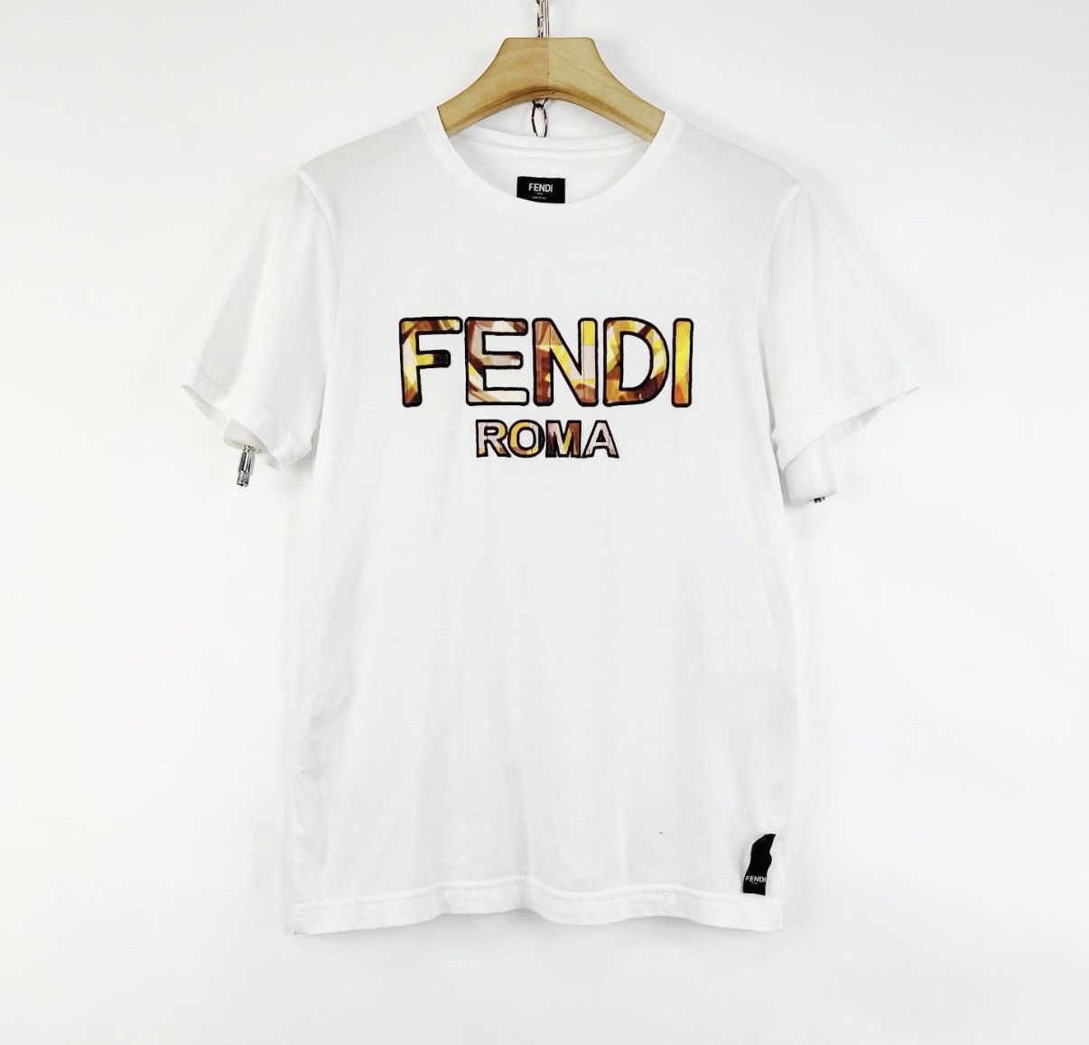 Fendi Fendi / White Letter Embroidered Short Sleeve T-Shirt K12 Size US S / EU 44-46 / 1 - 1 Thumbnail