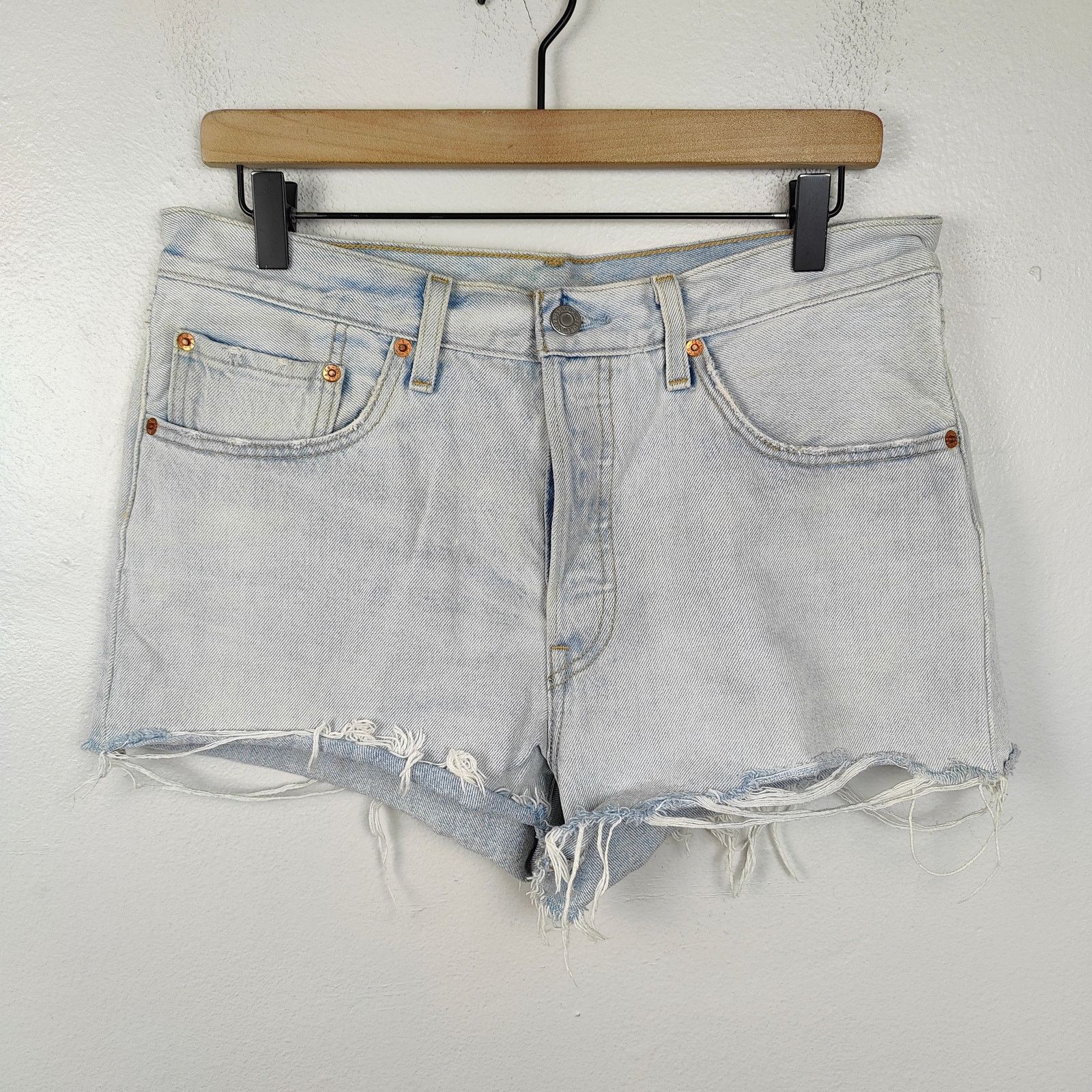 Levi's Levi's 501 Shorts Womens 30 Light Bleach Authentic Size 30" / US 8 / IT 44 - 1 Thumbnail