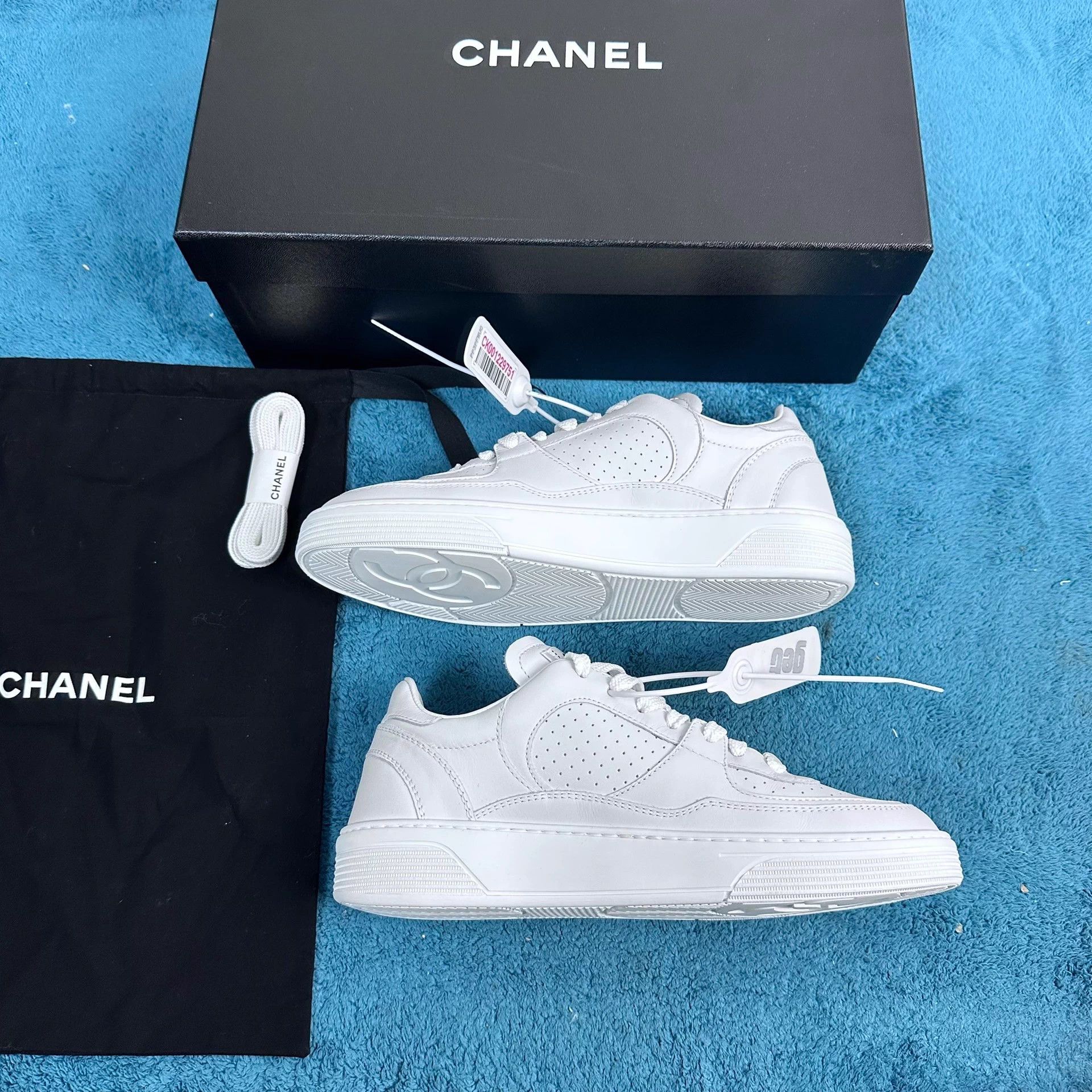 Chanel Chanel 23A White Round Toe Lace-Up Low-Top Sneakers EUR 38 Size US 7 / IT 37 - 3 Thumbnail