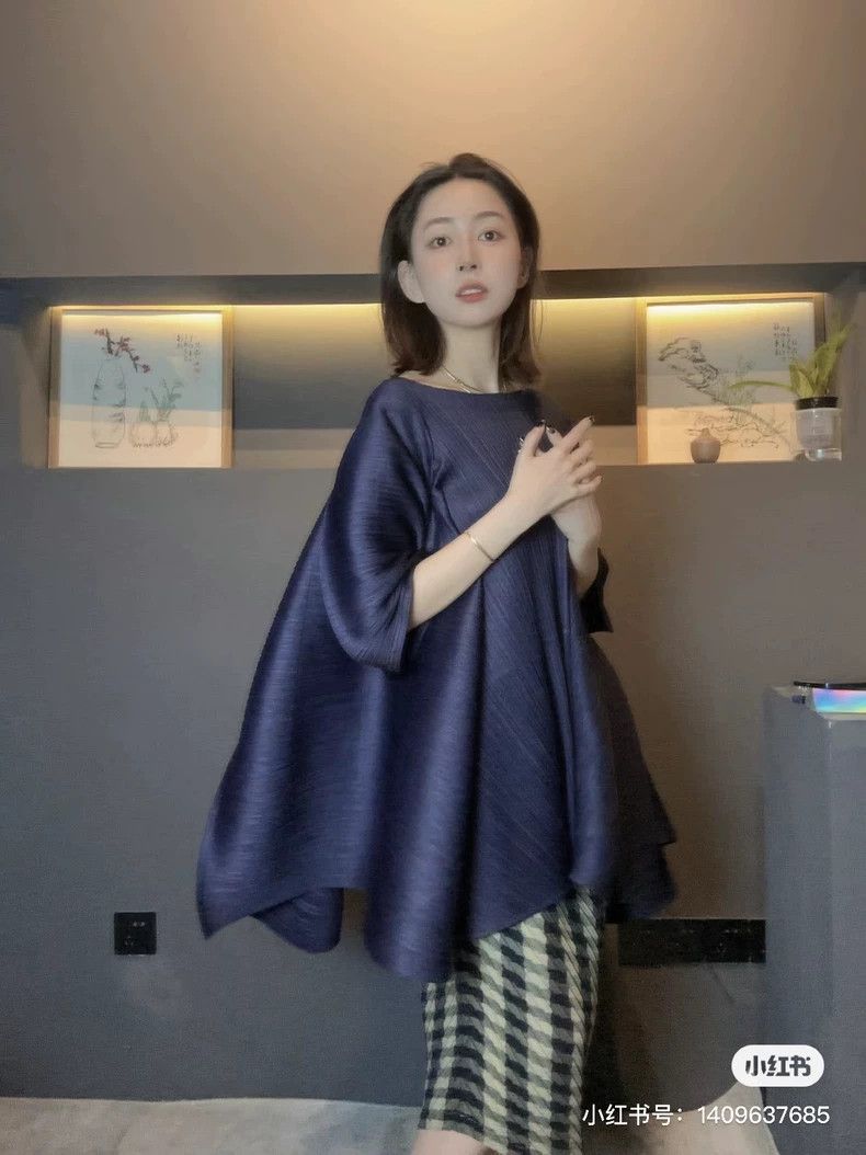 Pleats Please Issey Miyake Issey Miyake Dark blue pleated short-sleeved shirt Size XXL / US 16-18 / IT 52-54 - 4 Thumbnail