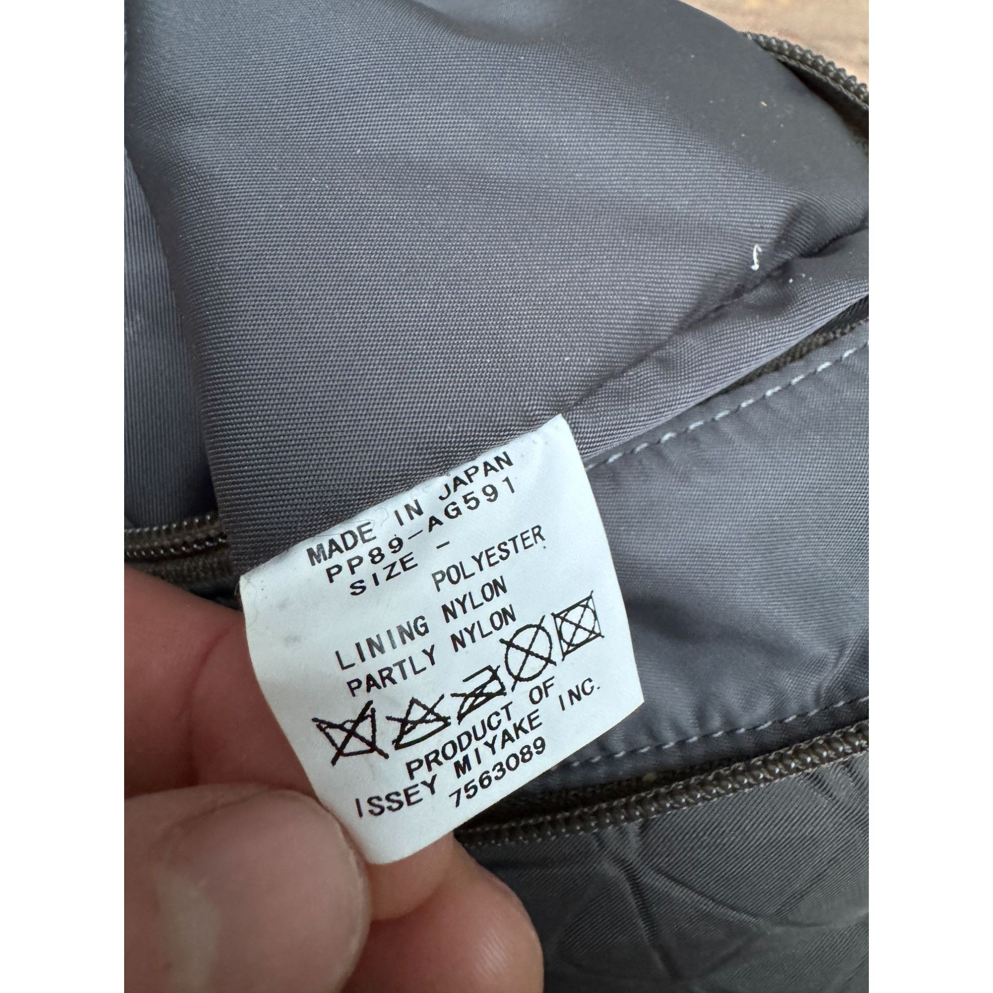 Issey Miyake Small Grey Geometric Bag Size ONE SIZE - 6 Thumbnail
