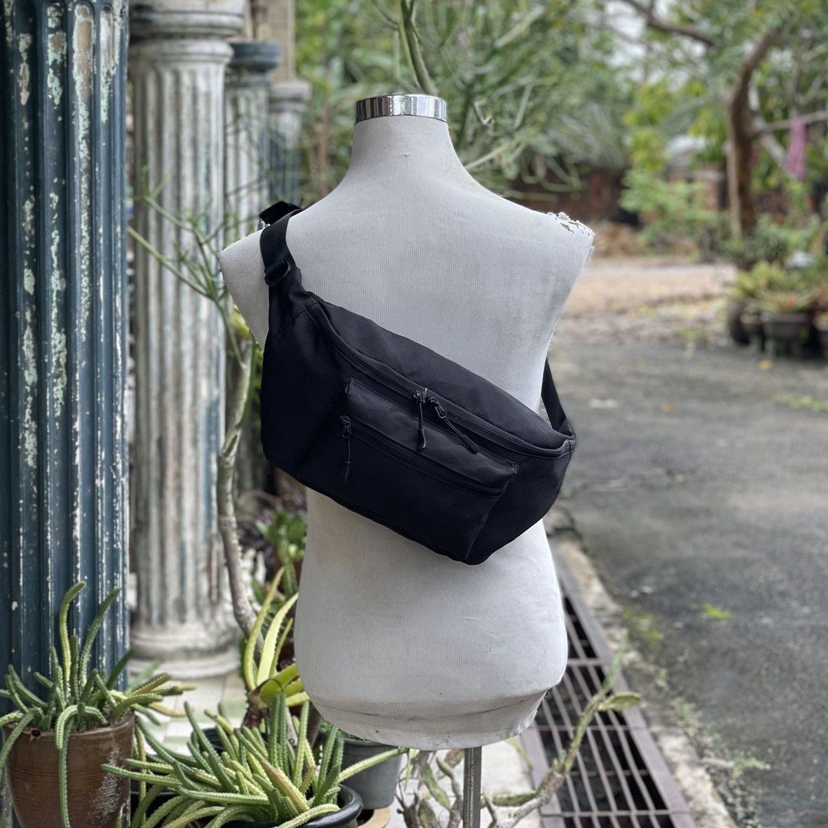 Japanese Brand Oversized Black Crossbody/Waist Bag Street Style Size ONE SIZE - 1 Thumbnail