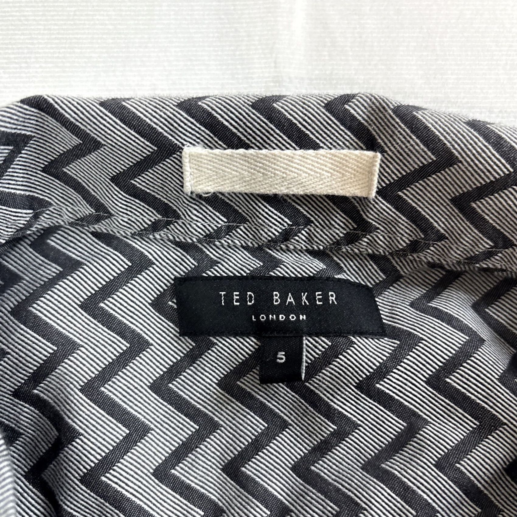 Ted Baker Ted Baker Bordup Shirt Mens 5 Black Gray Zig-Zag Button-Up Short Sleeve Cotton Shirt Mens Size US S / EU 44-46 / 1 - 2 Thumbnail