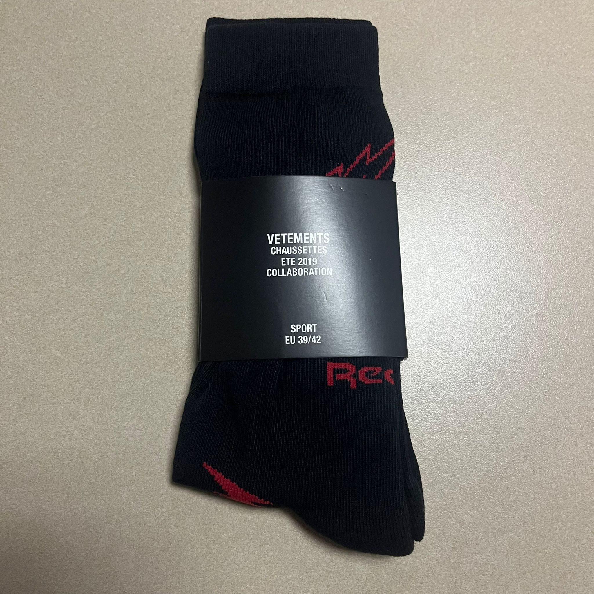 Vetements o1rshd1 Q: 4 / 39-42 Metal Logo Socks in Black/Red Size ONE SIZE - 3 Thumbnail