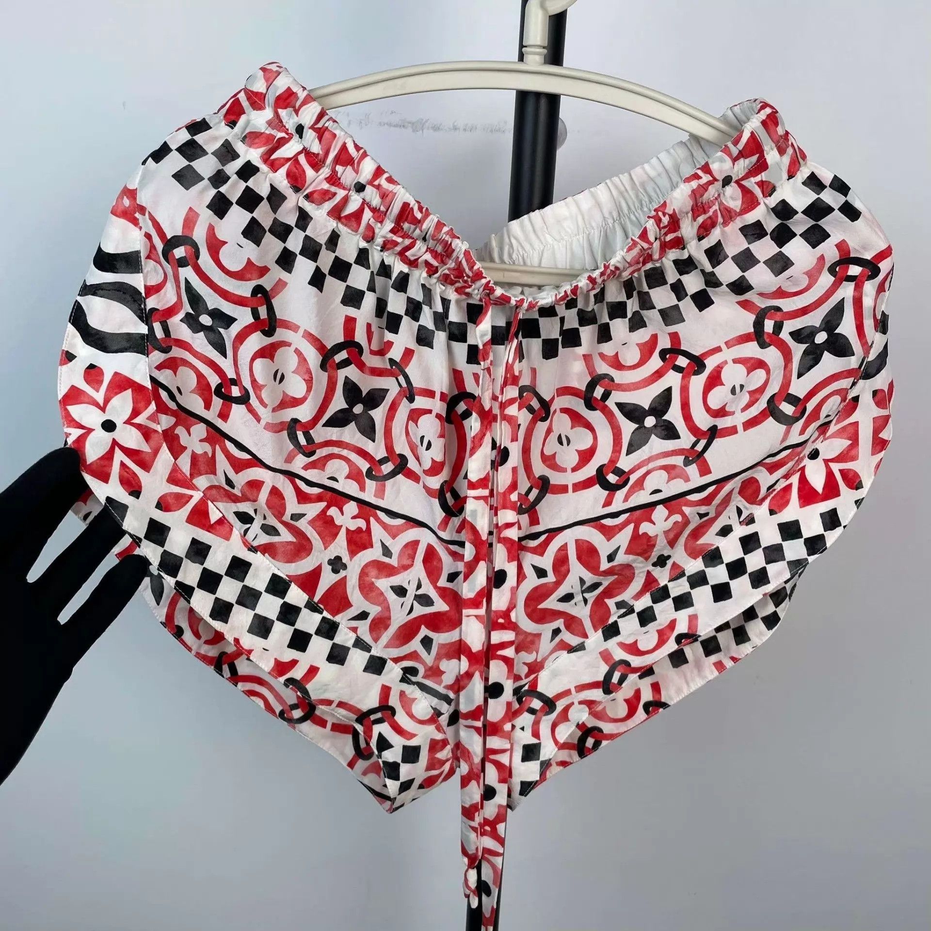 Louis Vuitton LV mixed fabric monogram red shorts 36 Size 26" / US 2 / IT 38 - 8 Thumbnail